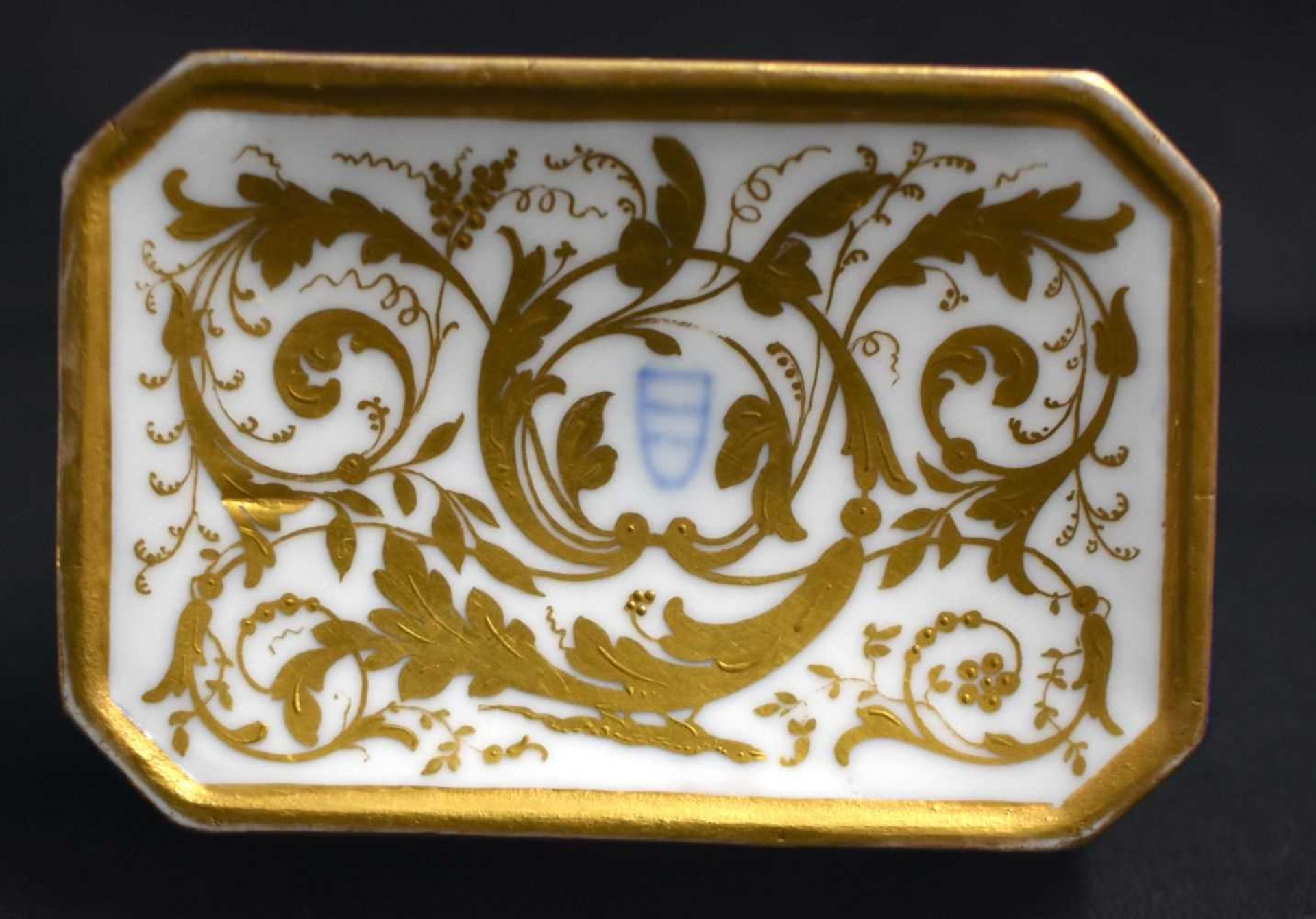 AN 18TH/19TH CENTURY AUSTRIAN VIENNA PORCELAIN BOX painted and jewelled in gilt with classical - Image 6 of 6