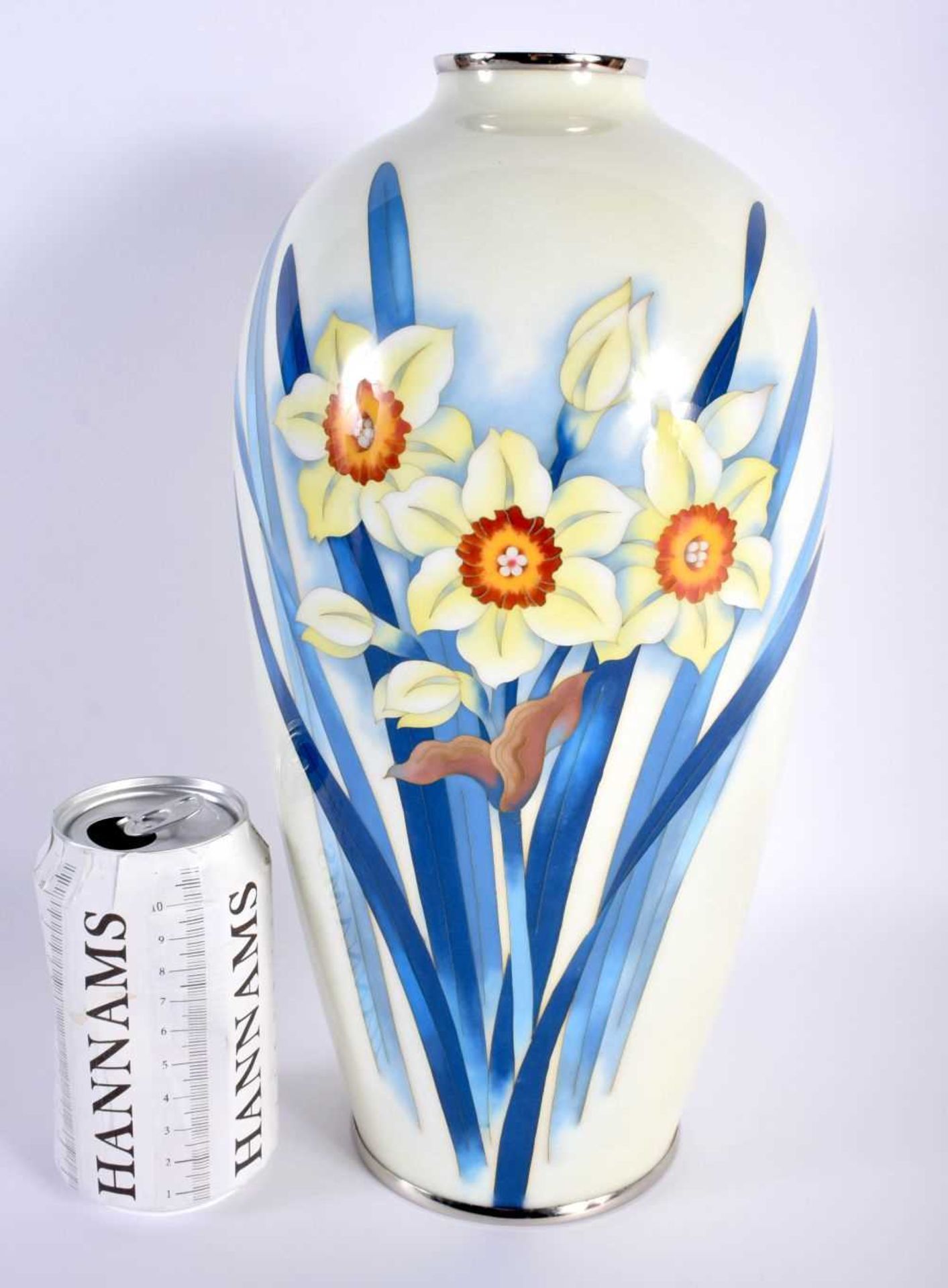 A LARGE EARLY 20TH CENTURY JAPANESE MEIJI PERIOD ANDO CLOISONNE ENAMEL VASE decorated with narcissus