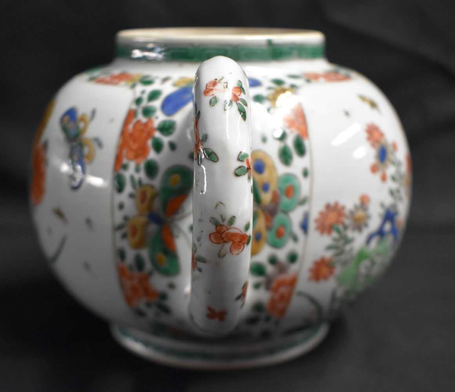 A RARE LARGE 17TH CENTURY CHINESE EXPORT FAMILLE VERTE PUNCH POT Kangxi, painted with floral - Image 5 of 29