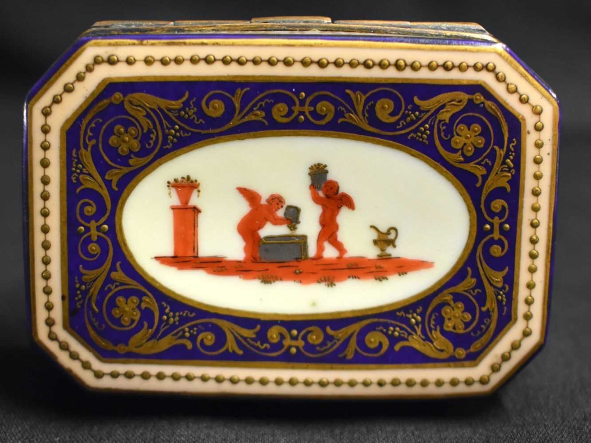 AN 18TH/19TH CENTURY AUSTRIAN VIENNA PORCELAIN BOX painted and jewelled in gilt with classical - Image 3 of 6