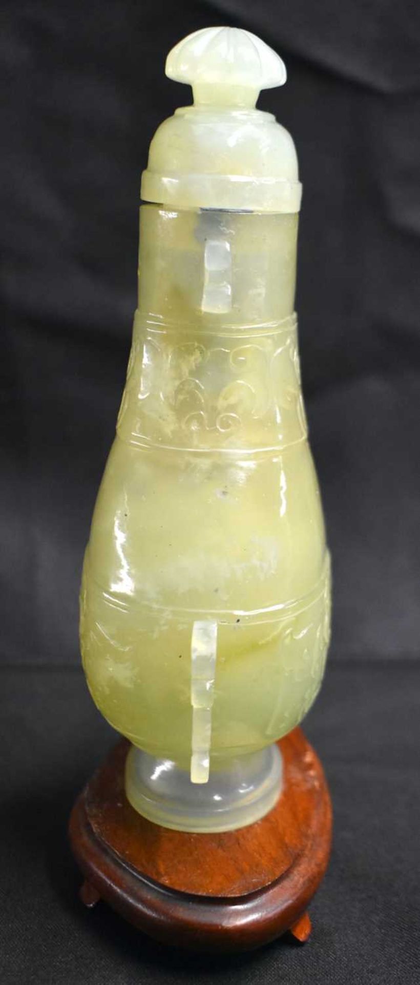 A LATE 19TH CENTURY CHINESE TWIN HANDLED JADE VASE AND COVER Late Qing, with Mughal style finial and - Image 6 of 8