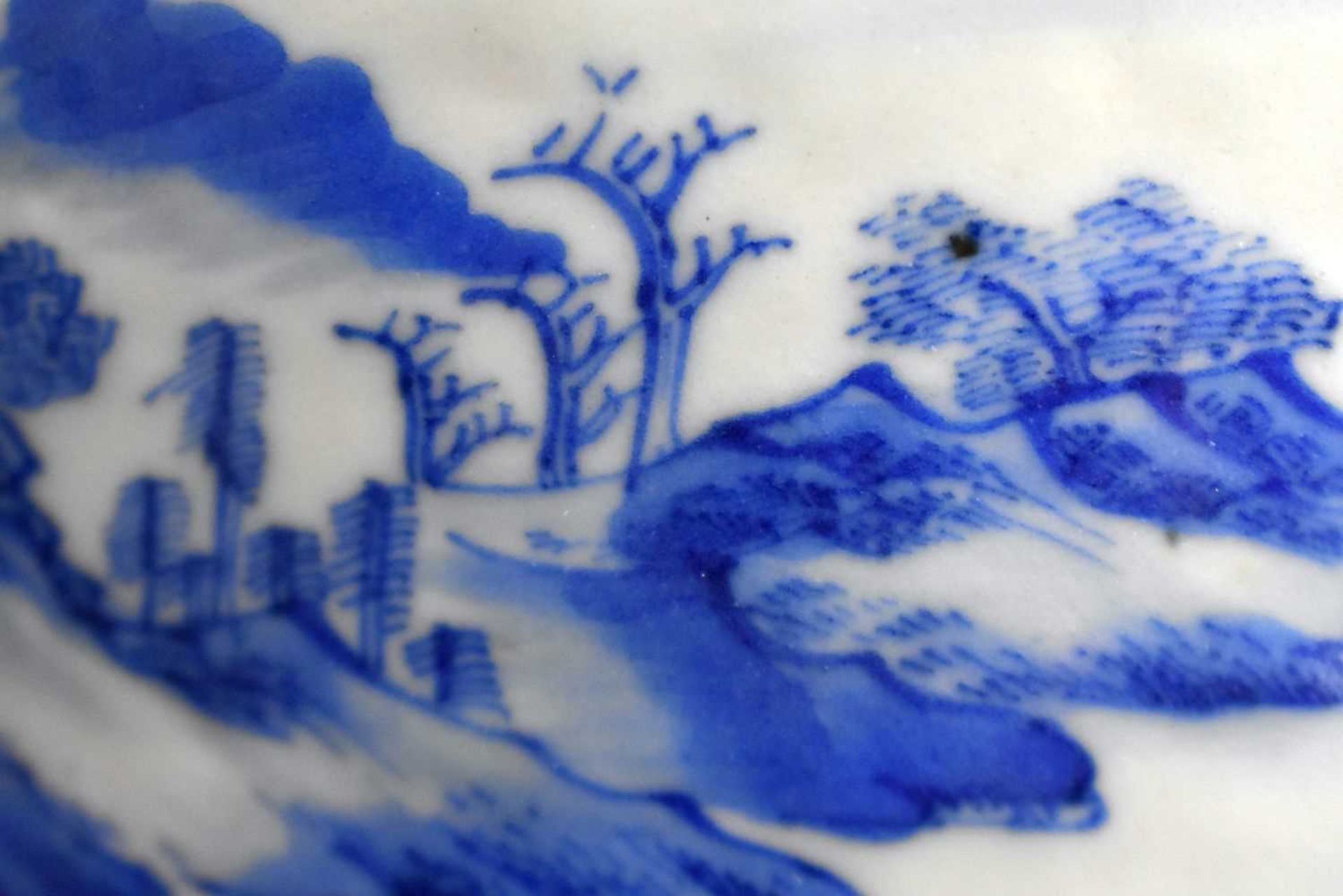 A FINE 17TH/18TH CENTURY CHINESE BLUE AND WHITE PORCELAIN BRUSH POT Bitong, Kangxi/Yongzheng, - Image 8 of 20