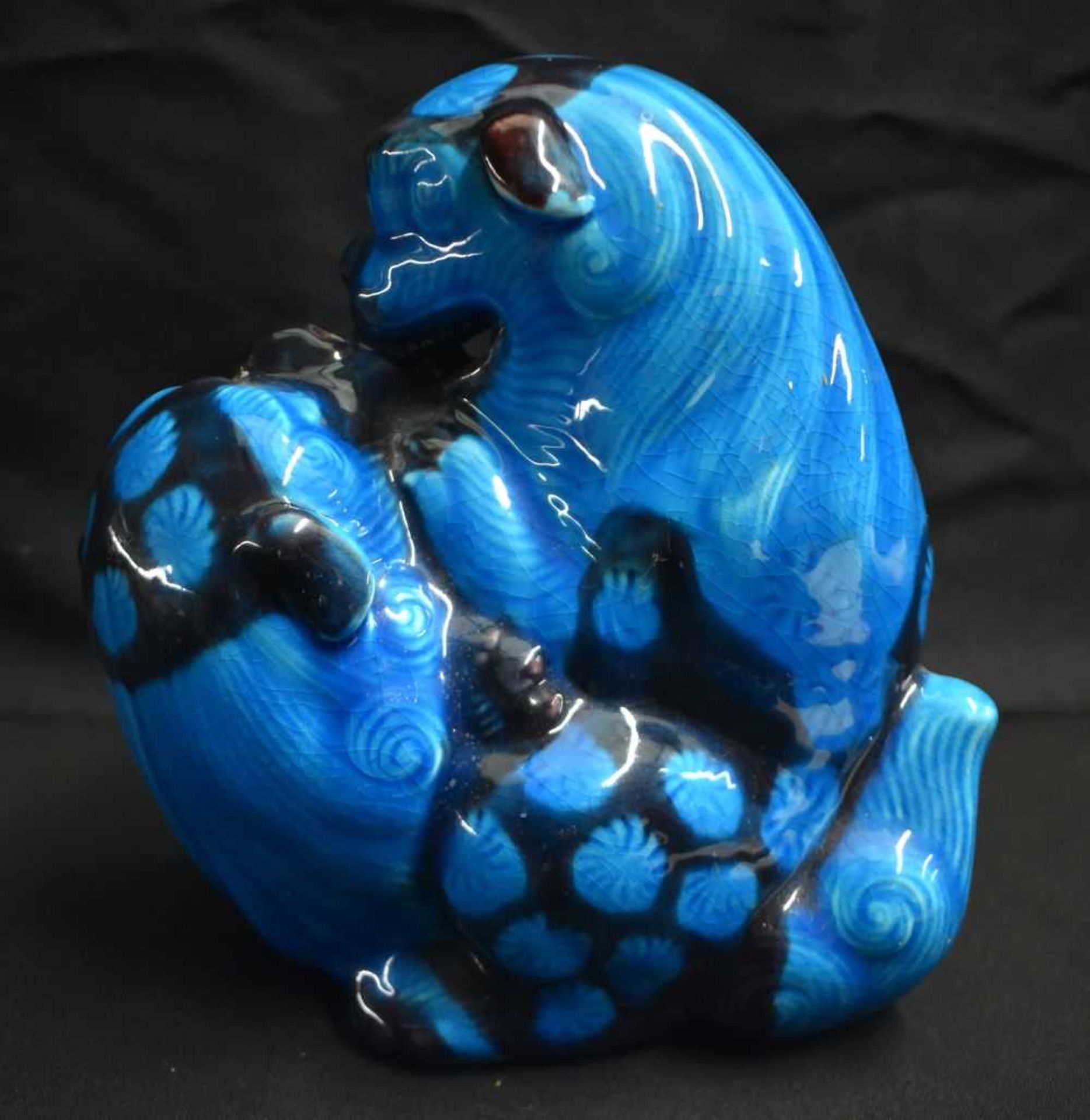 A VERY RARE 19TH CENTURY MINTON BLUE GLAZED FIGURE OF FIGHTING DOGS OF FOE. 21 cm x 14 cm. - Image 3 of 5