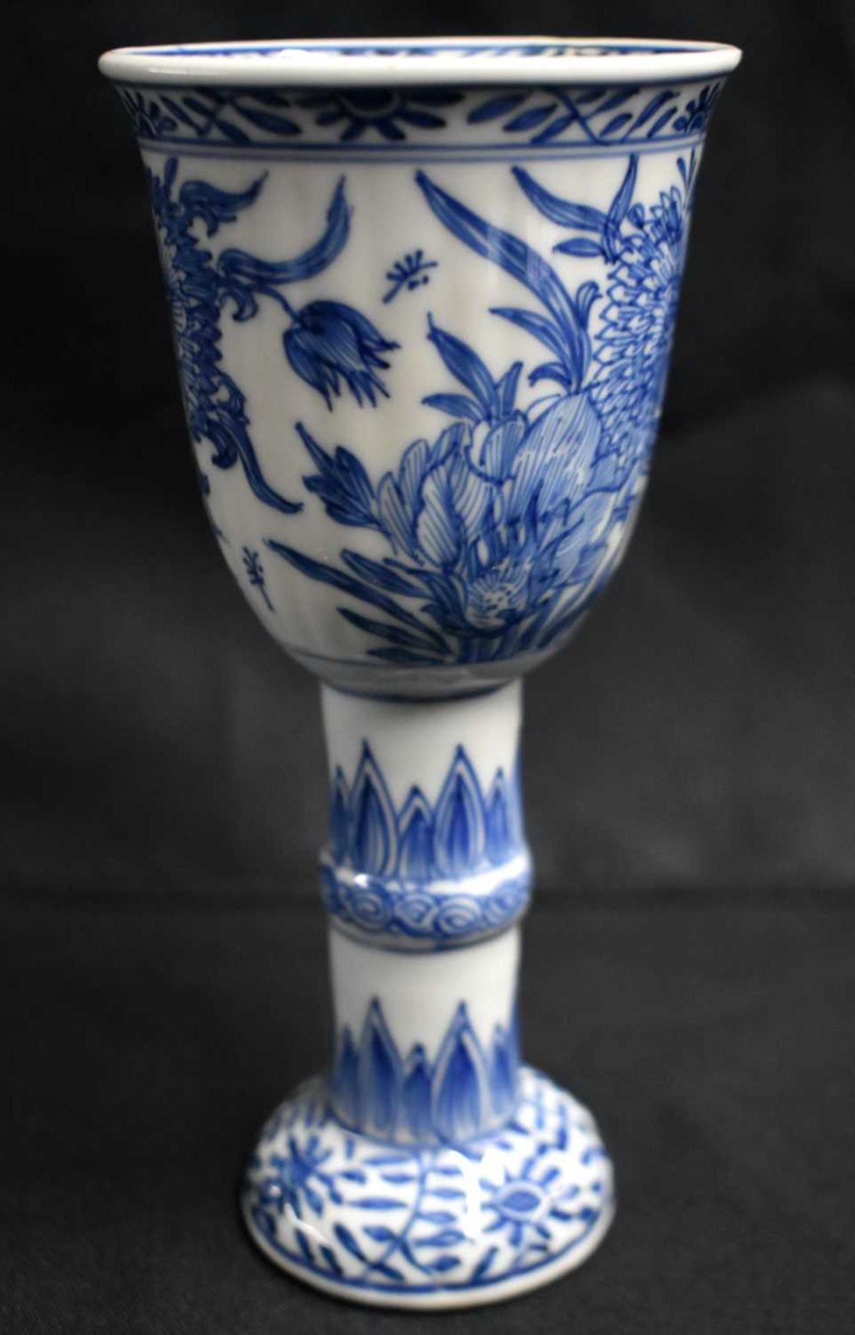 A RARE 17TH CENTURY CHINESE BLUE AND WHITE RIBBED PORCELAIN BEAKER Kangxi, painted with flowers - Image 4 of 18