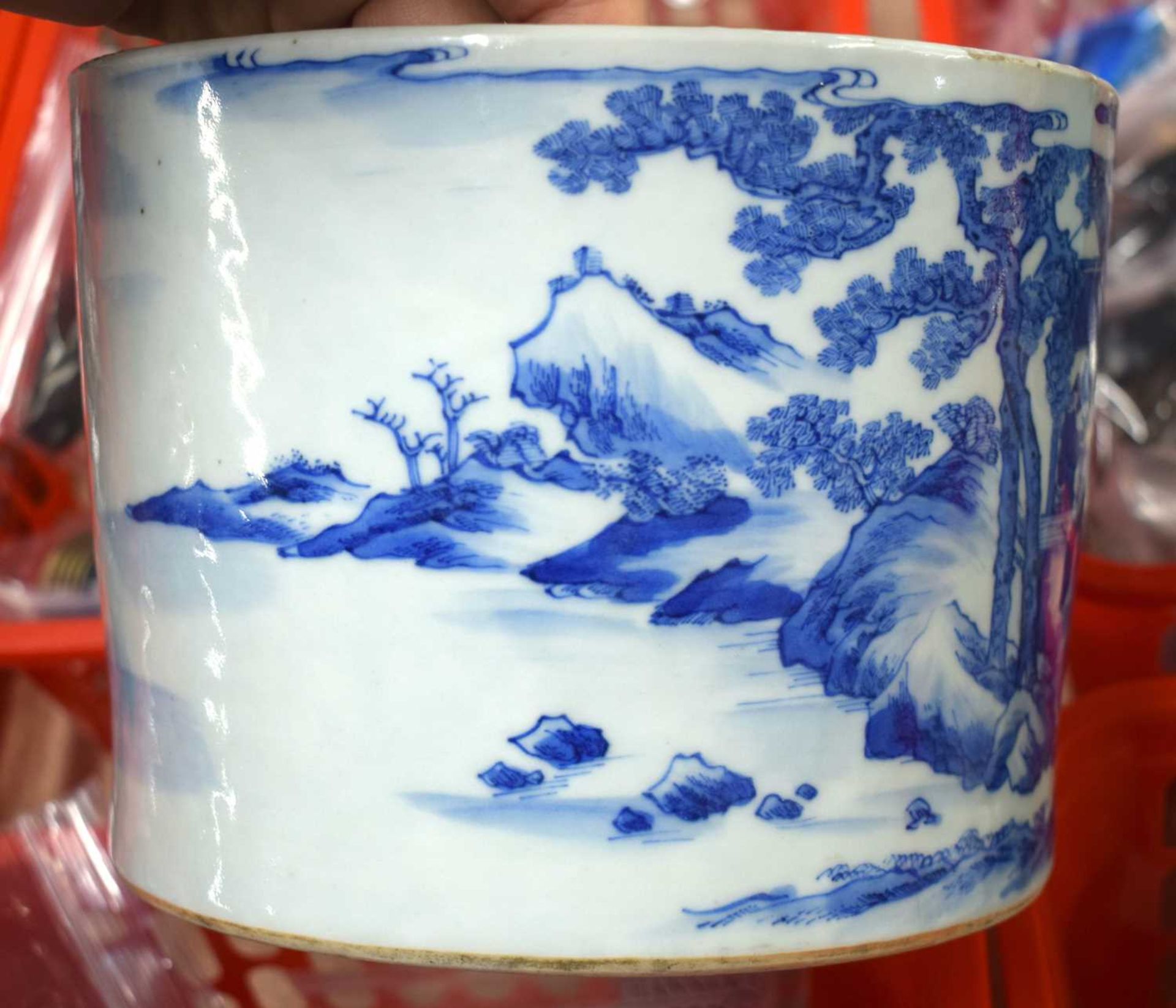 A FINE 17TH/18TH CENTURY CHINESE BLUE AND WHITE PORCELAIN BRUSH POT Bitong, Kangxi/Yongzheng, - Image 14 of 20