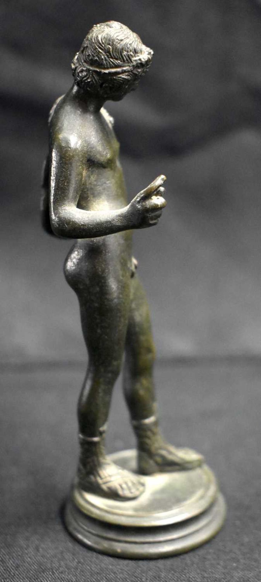 A 19TH CENTURY ITALIAN GRAND TOUR BRONZE FIGURE OF NARCISSUS After the Antiquity. 13 cm high. - Image 3 of 6