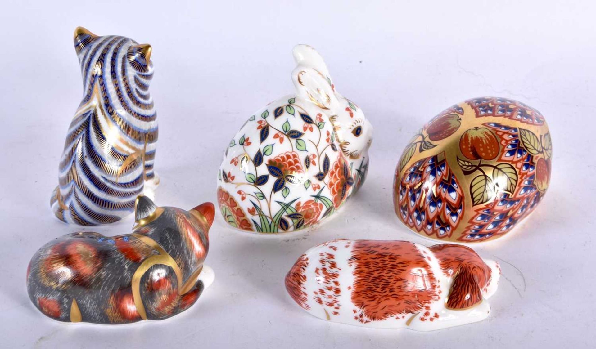 FIVE ROYAL CROWN DERBY IMARI PAPERWEIGHTS including a cat, hedgehog etc. Largest 7 cm wide. (5) - Image 2 of 3