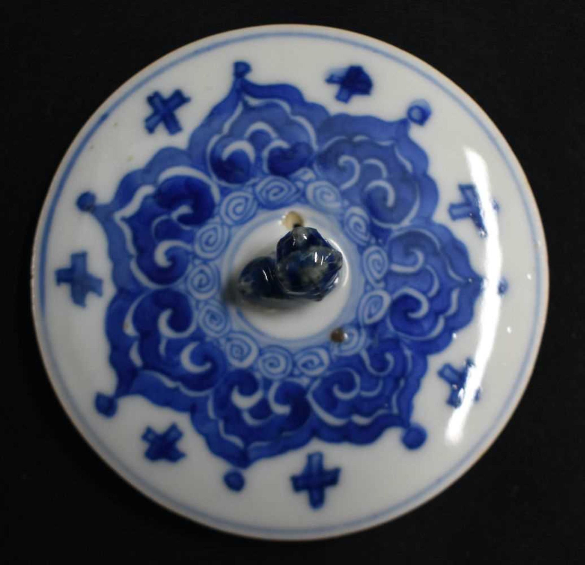 A GOOD 17TH CENTURY CHINESE BLUE AND WHITE PORCELAIN TEAPOT AND COVER Kangxi, of barrel form, - Image 5 of 23