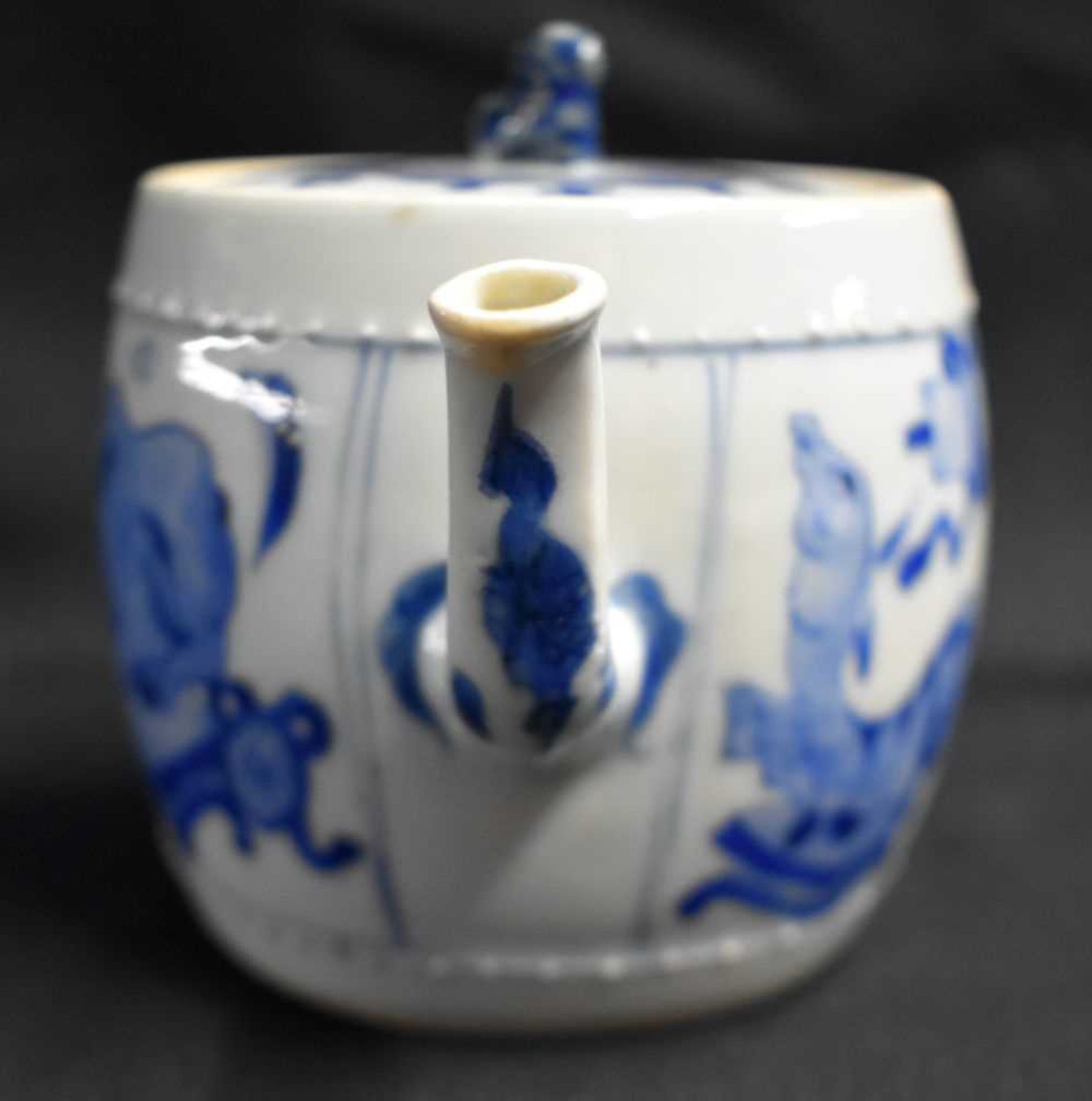 A GOOD 17TH CENTURY CHINESE BLUE AND WHITE PORCELAIN TEAPOT AND COVER Kangxi, of barrel form, - Image 4 of 23