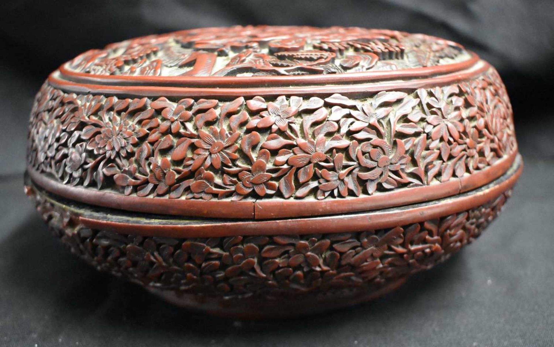 A FINE LARGE 19TH CENTURY CHINESE CARVED CINNABAR LACQUER CIRCULAR BOX AND COVER decorated all - Image 2 of 9