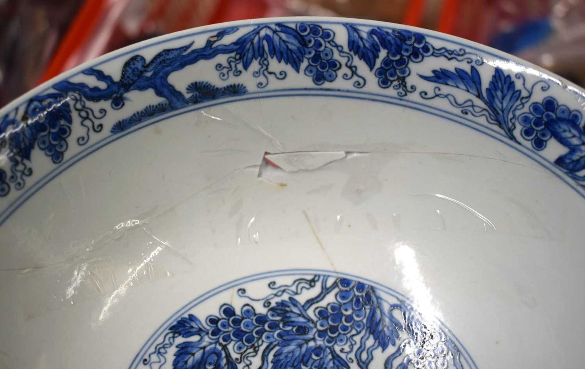 A 17TH CENTURY CHINESE BLUE AND WHITE PORCELAIN BOWL Kangxi mark and period, painted with - Image 9 of 13