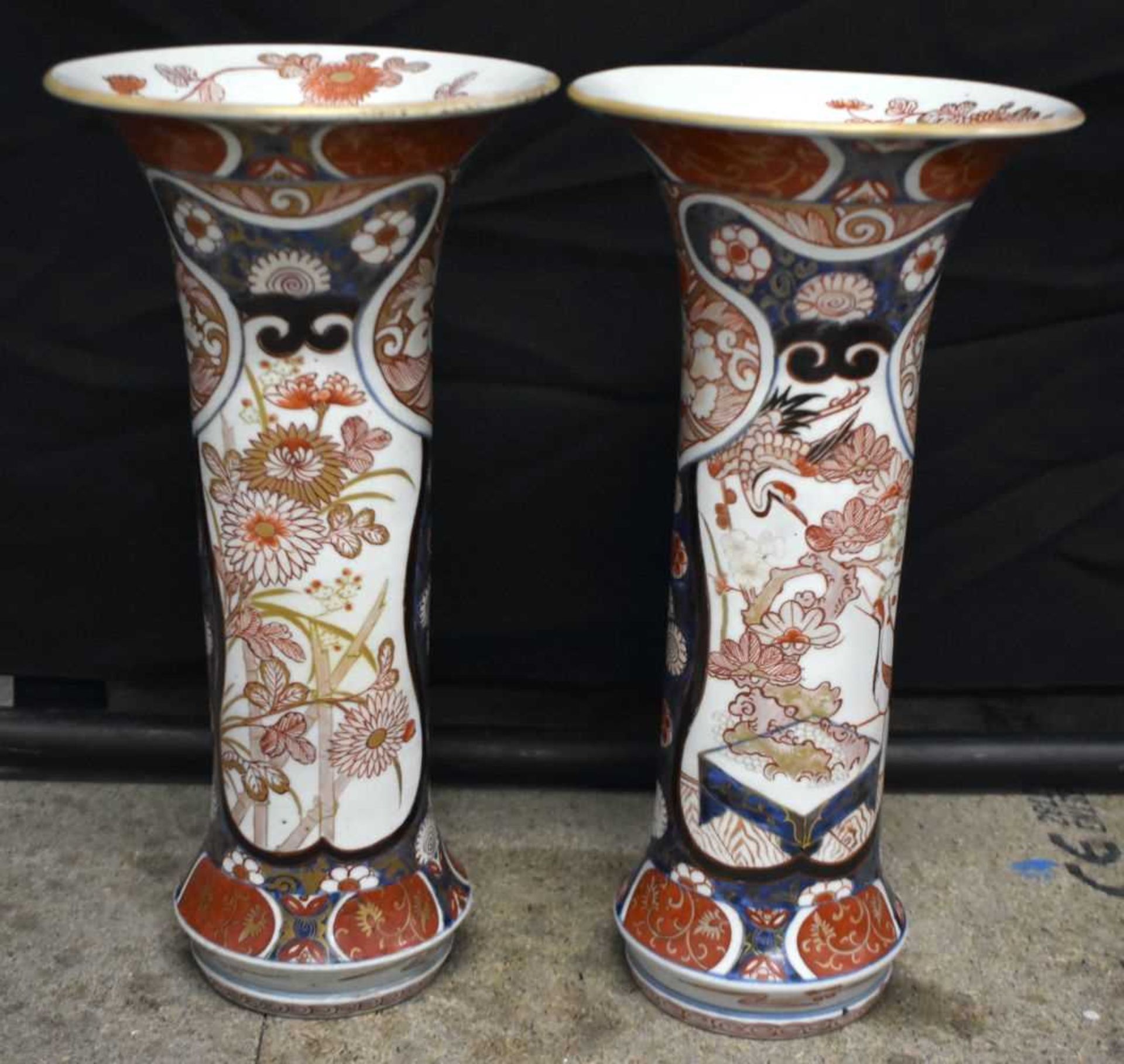 A FINE SET OF VERY LARGE 18TH CENTURY JAPANESE EDO PERIOD IMARI VASES AND COVERS painted with panels - Image 13 of 22