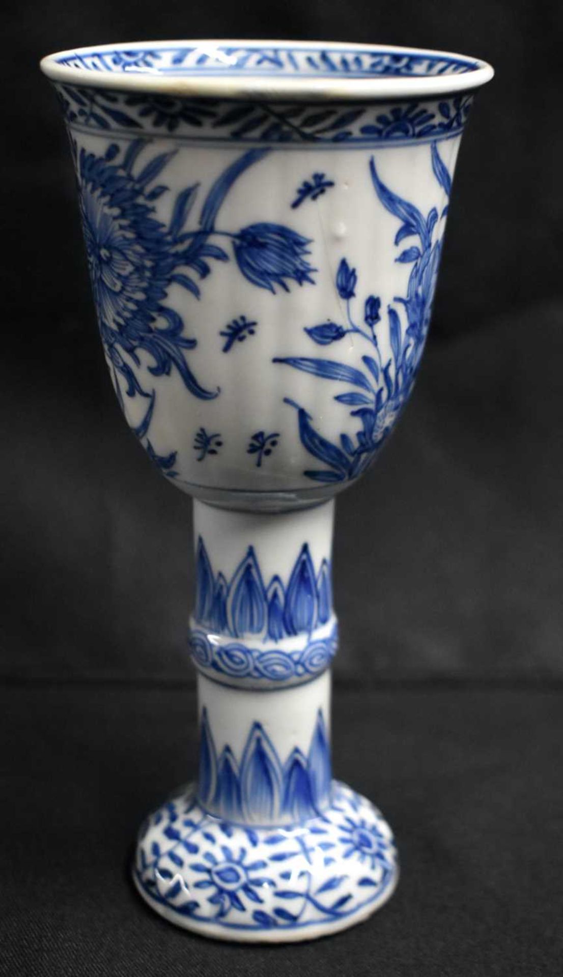 A RARE 17TH CENTURY CHINESE BLUE AND WHITE RIBBED PORCELAIN BEAKER Kangxi, painted with flowers - Image 8 of 18