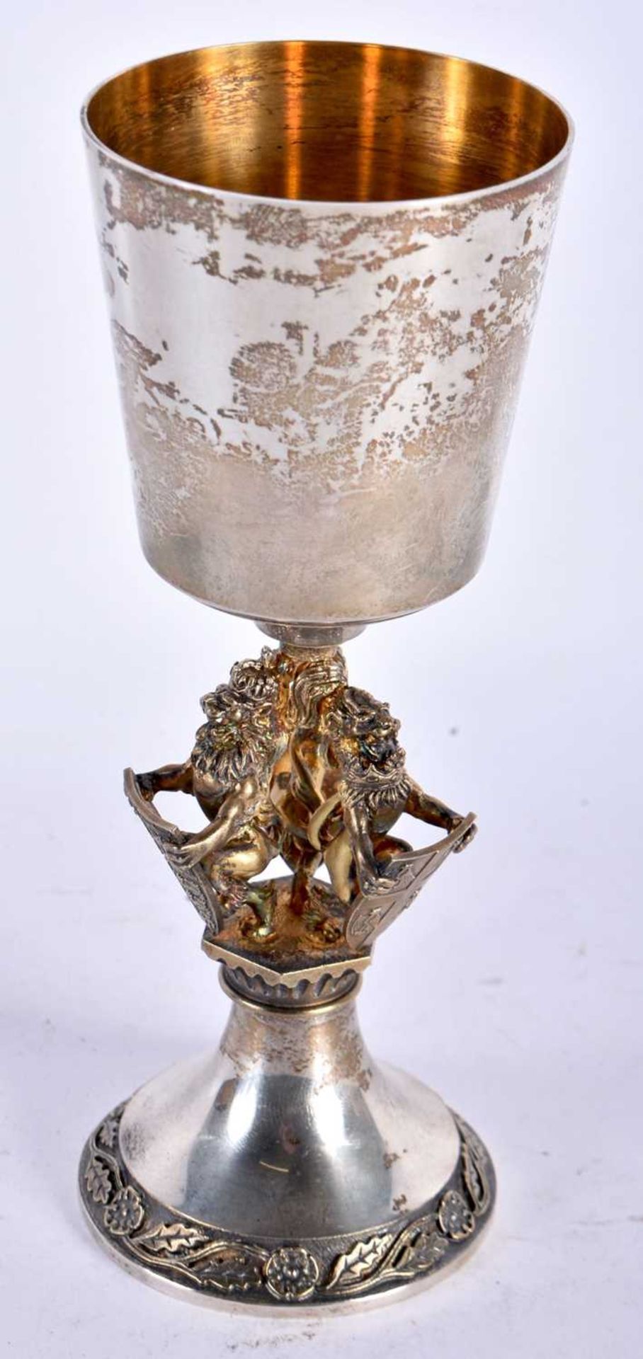 A LIMITED EDITION SILVER KINGS HERALDS QUINCENTENARY GOBLET IN 1984 OF THE COLLEGE OF ARMS. 295 - Image 2 of 3