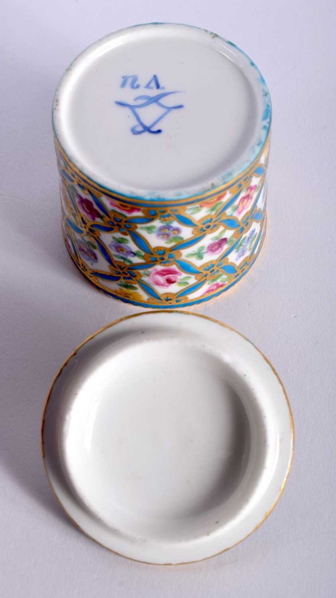 Sevres toilet pot and cover painted with single roses surrounded by blue and gilt ribbon, blue L’s - Image 4 of 4