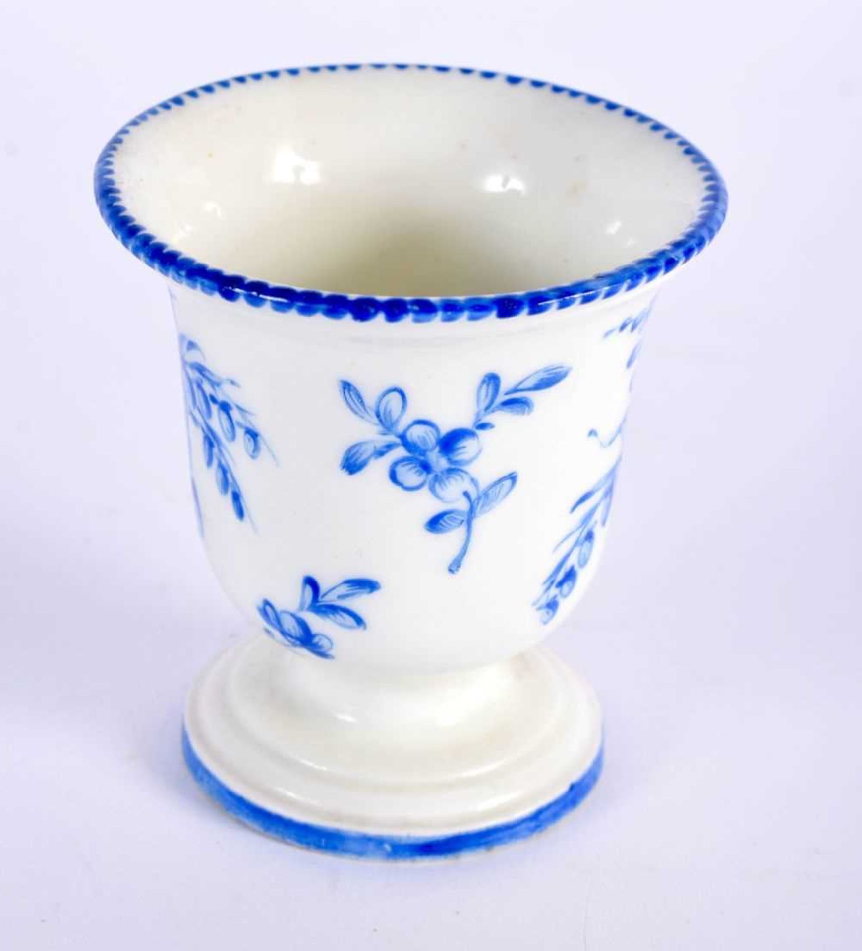 Orleans ice cup painted in dry blue with rose under a blue dentil border, three triangles joined - Image 2 of 5