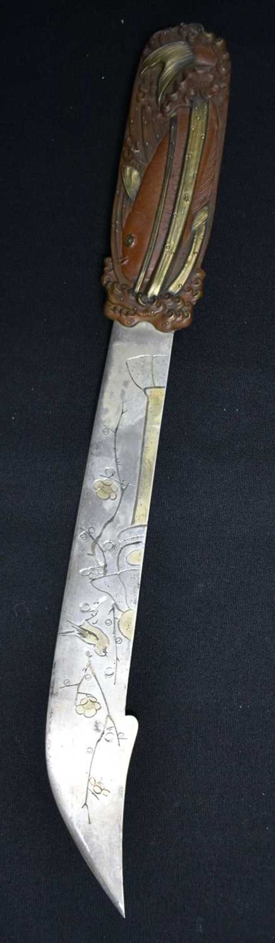 A 19TH CENTURY JAPANESE MEIJI PERIOD MIXED METAL PAPER KNIFE formed with carp under trailing reeds - Image 6 of 10