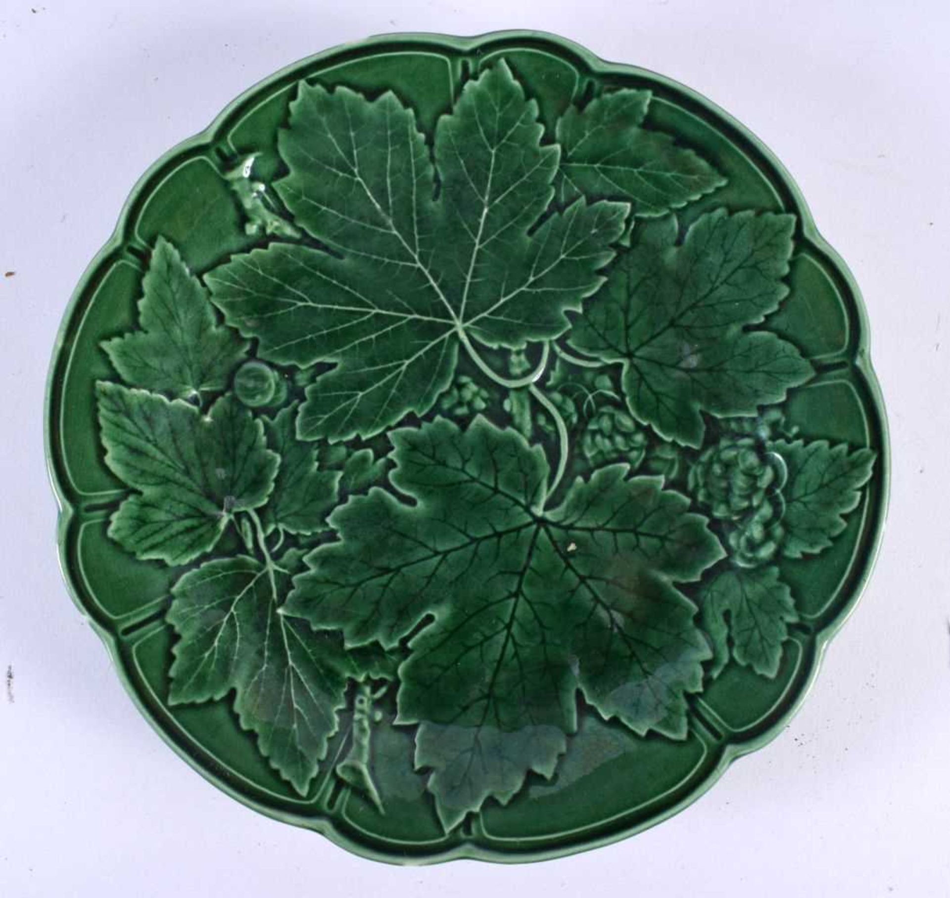 A SET OF FOUR 19TH CENTURY ENGLISH MAJOLICA CABBAGE WARE PLATES together with a similar Wedgwood - Image 2 of 5