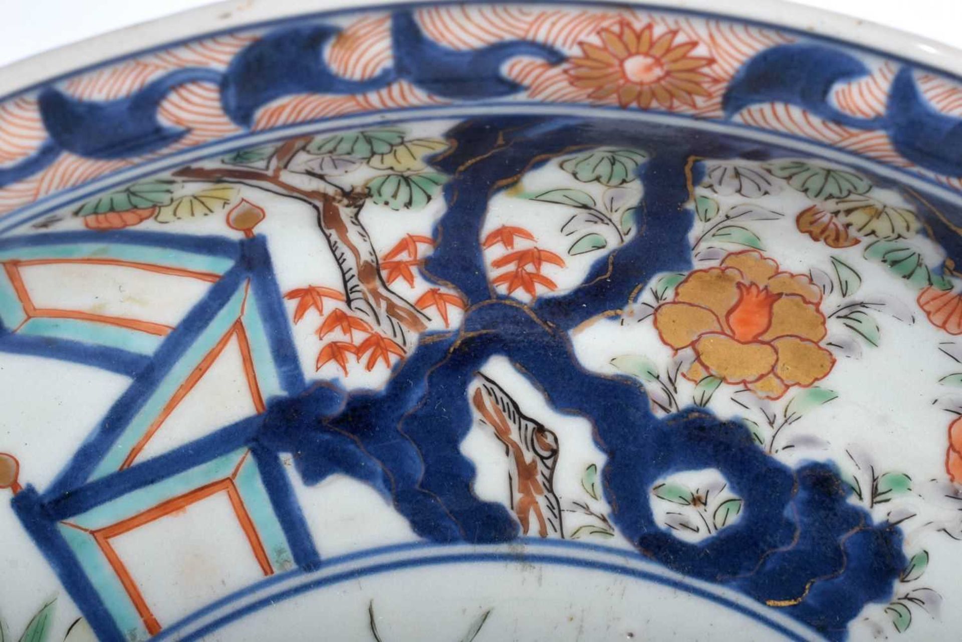 A LARGE PAIR OF 17TH CENTURY JAPANESE GENROKU PERIOD IMARI BOWLS C1688-1703 decorated in vibrant - Image 3 of 10