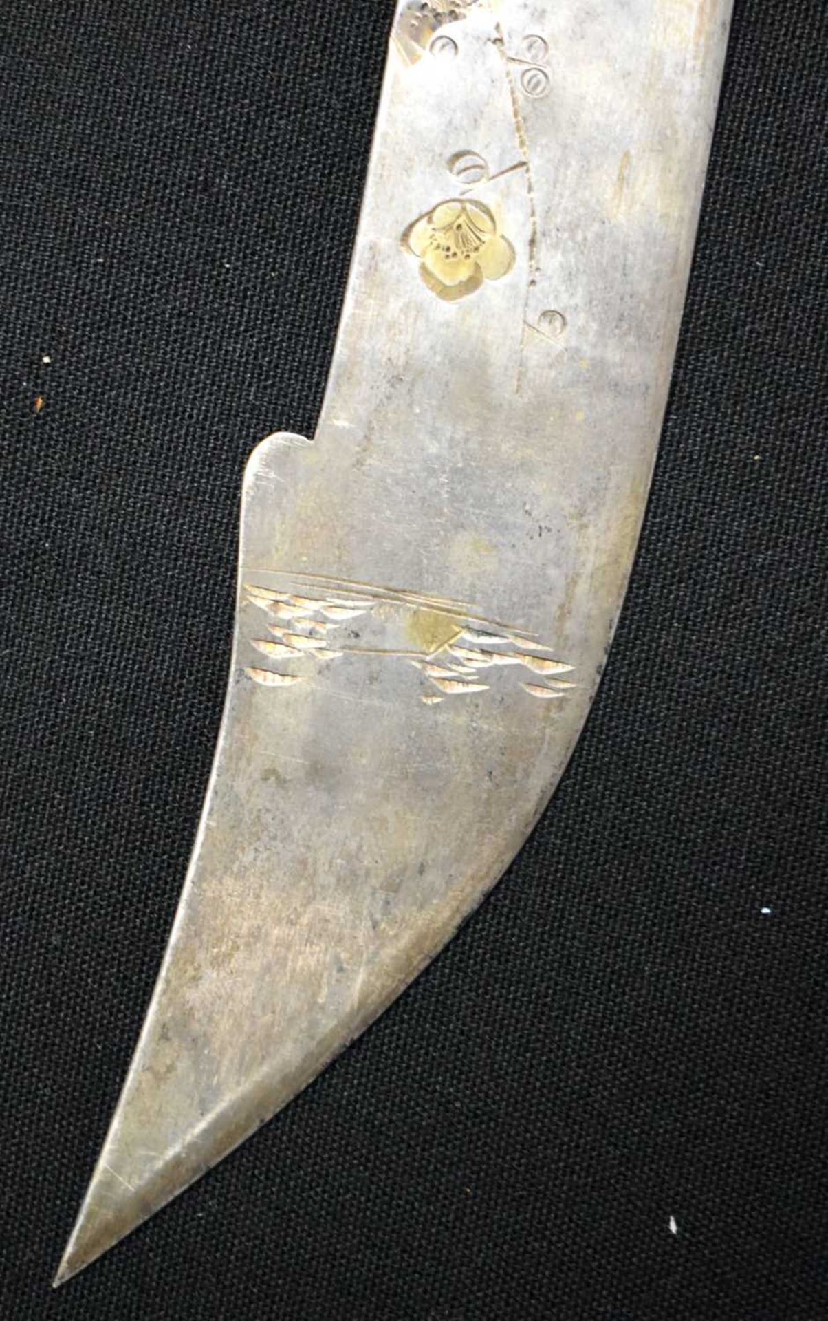 A 19TH CENTURY JAPANESE MEIJI PERIOD MIXED METAL PAPER KNIFE formed with carp under trailing reeds - Image 2 of 10