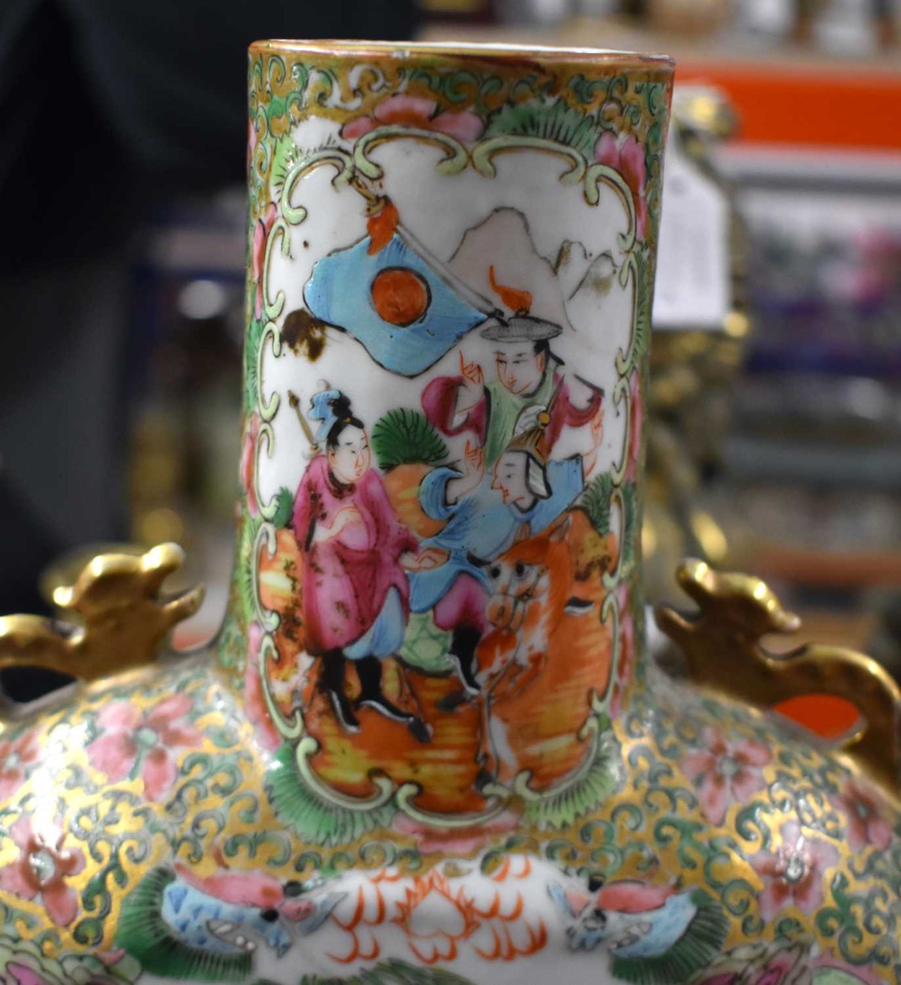 AN UNUSUAL LARGE 19TH CENTURY CHINESE TWIN HANDLED CANTON FAMILLE ROSE MOON FLASK painted with - Image 14 of 17