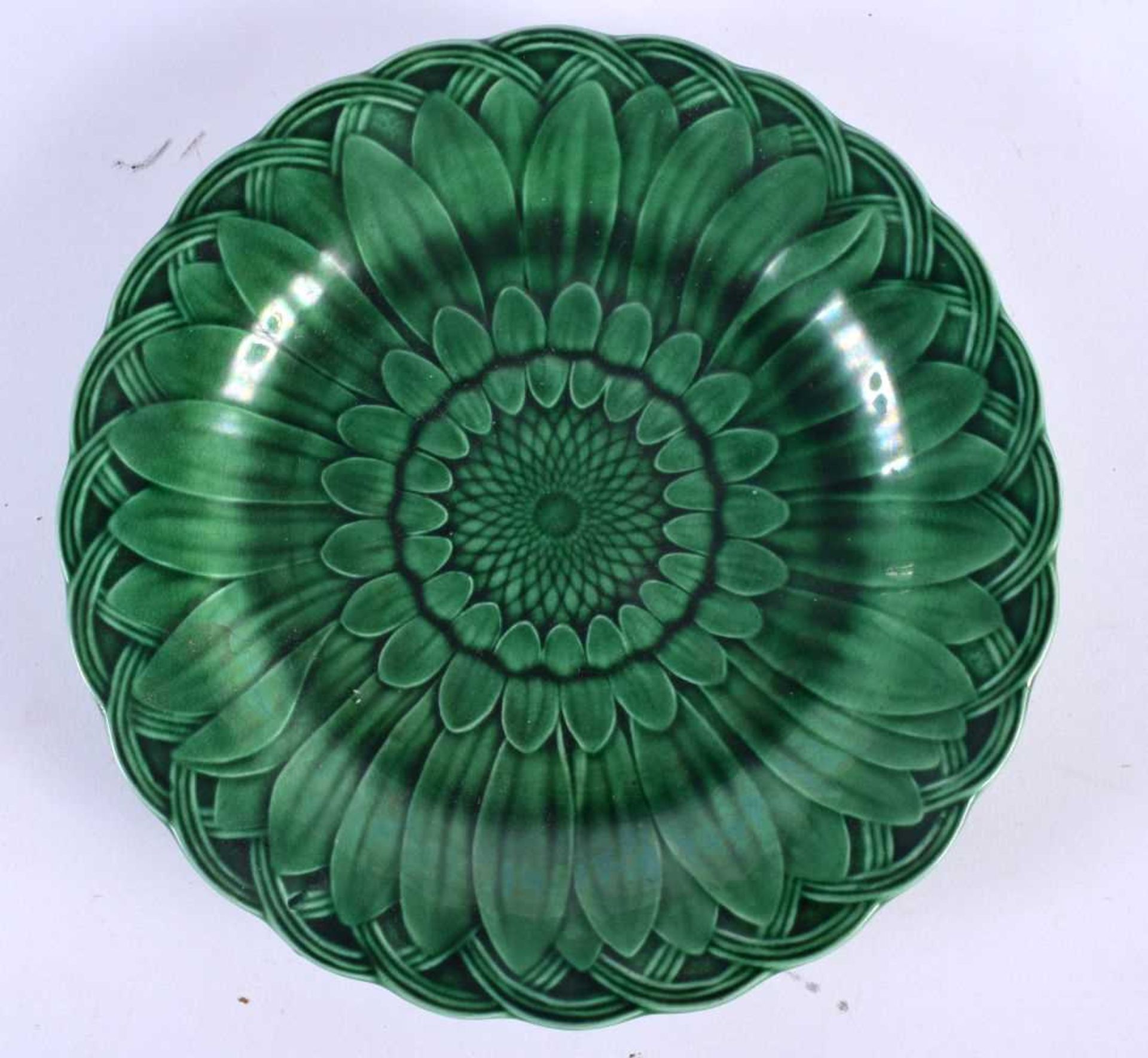 A SET OF FOUR 19TH CENTURY ENGLISH MAJOLICA CABBAGE WARE PLATES together with a similar Wedgwood - Image 4 of 5