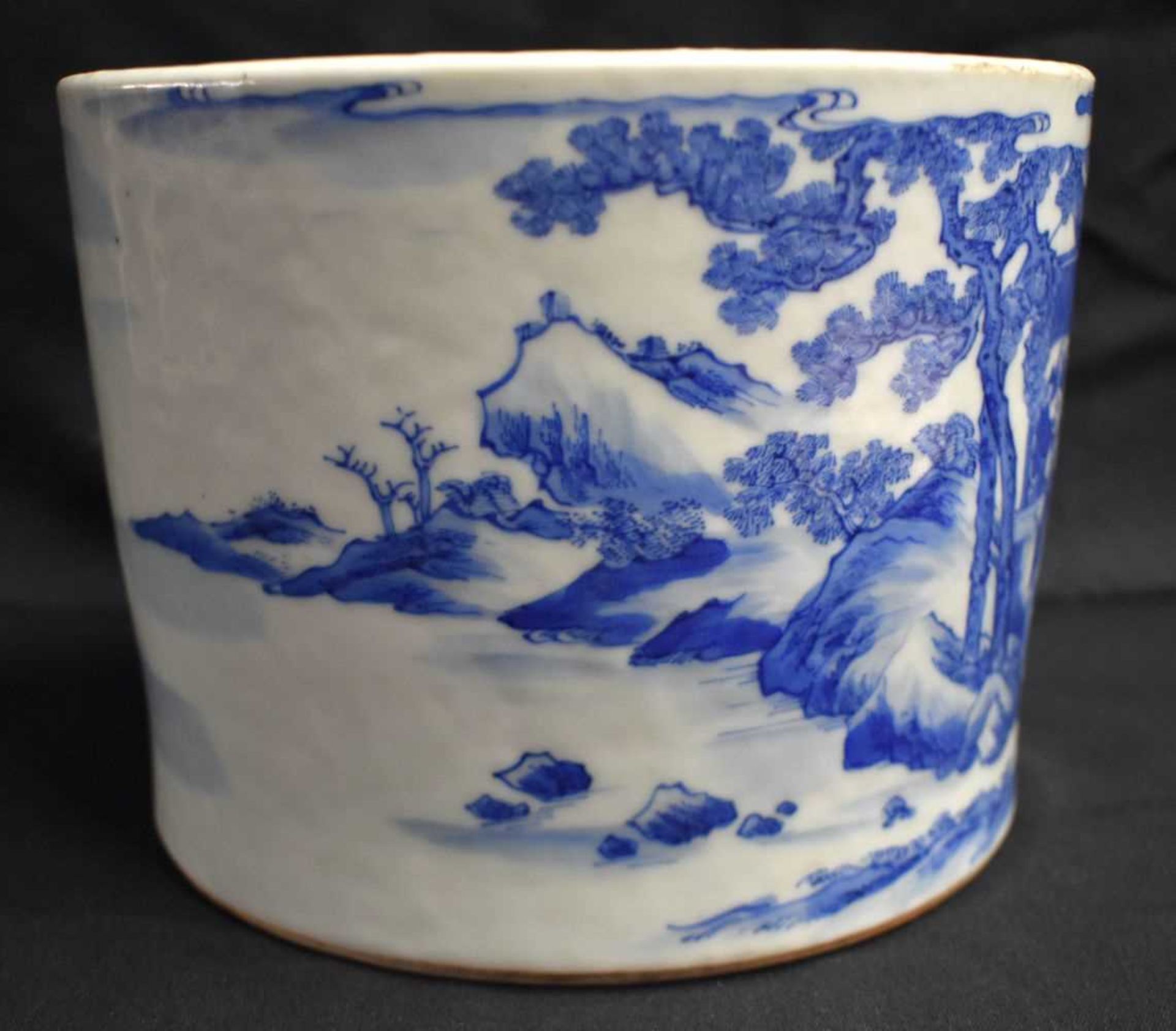 A FINE 17TH/18TH CENTURY CHINESE BLUE AND WHITE PORCELAIN BRUSH POT Bitong, Kangxi/Yongzheng, - Image 4 of 20