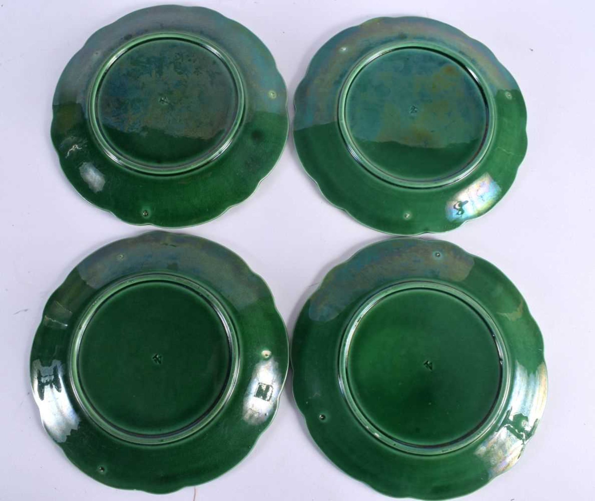 A SET OF FOUR 19TH CENTURY ENGLISH MAJOLICA CABBAGE WARE PLATES together with a similar Wedgwood - Image 3 of 5