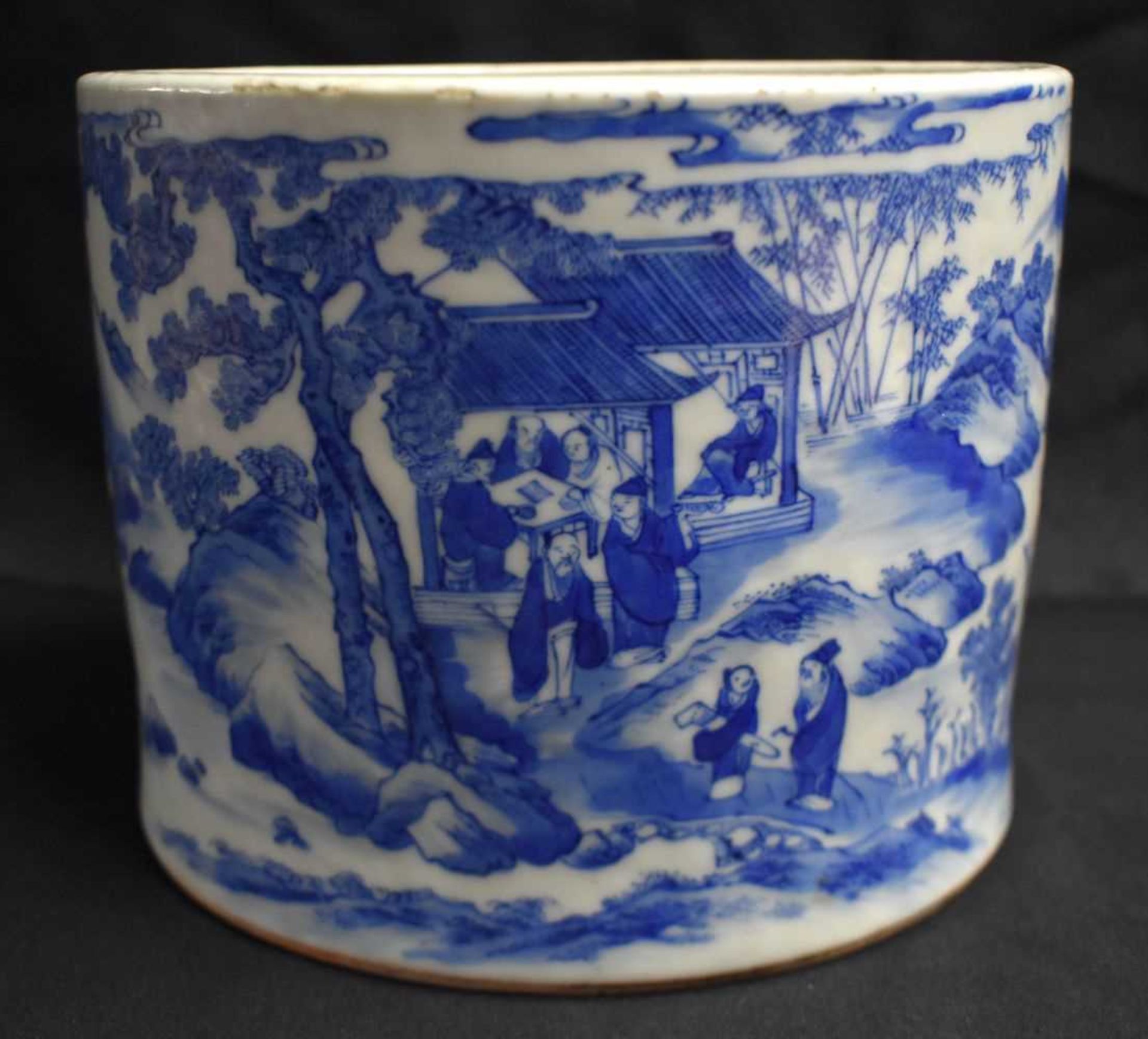 A FINE 17TH/18TH CENTURY CHINESE BLUE AND WHITE PORCELAIN BRUSH POT Bitong, Kangxi/Yongzheng,