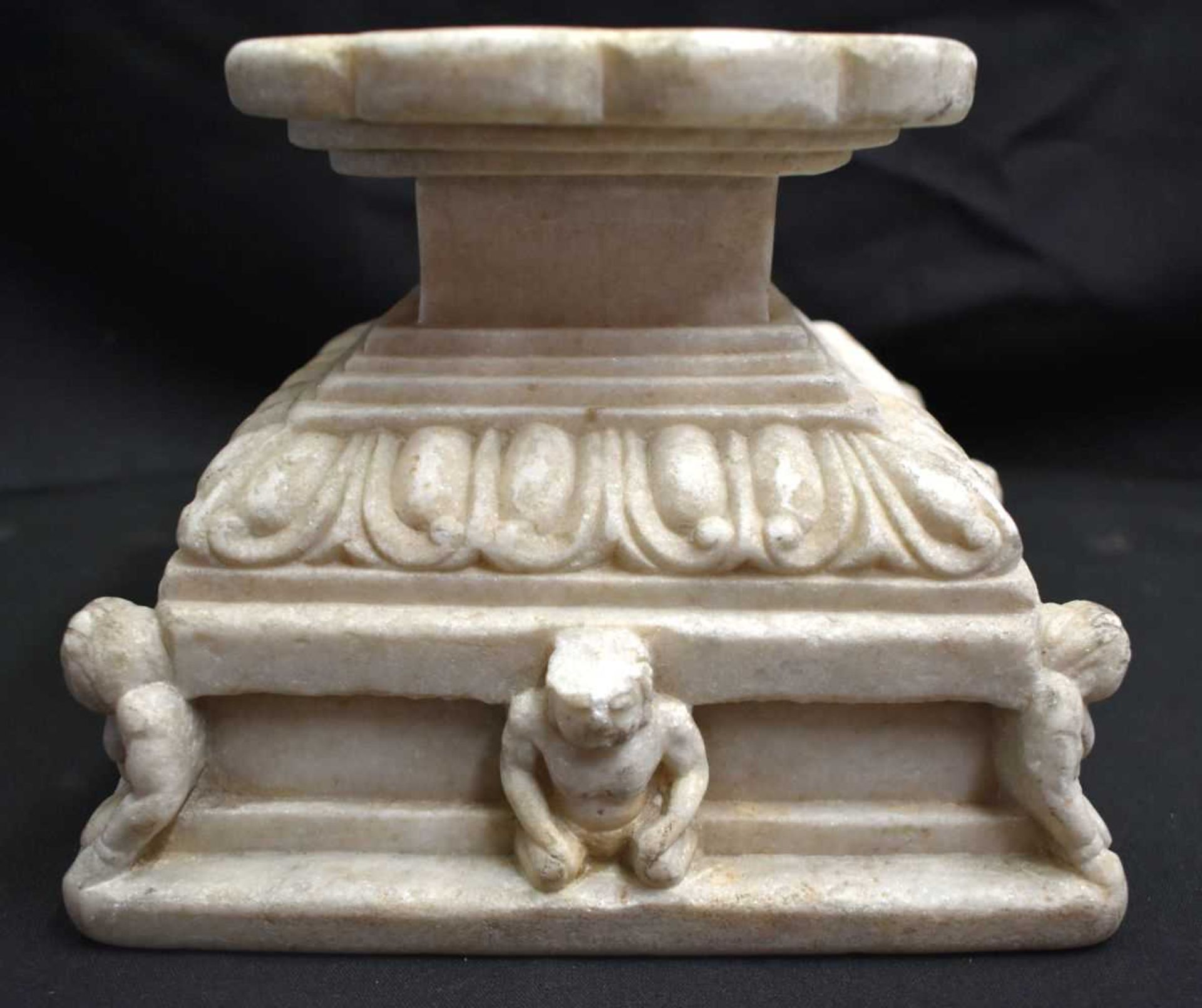 A VERY RARE 15TH/16TH CENTURY CHINESE CARVED MARBLE LOTUS FORM STAND Yuan/Ming, formed with numerous - Image 4 of 10