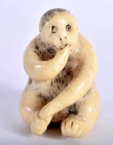 AN 18TH/19TH CENTURY JAPANESE EDO PERIOD CARVED STAG ANTER NETSUKE formed as a seated bear. 3.5 cm x