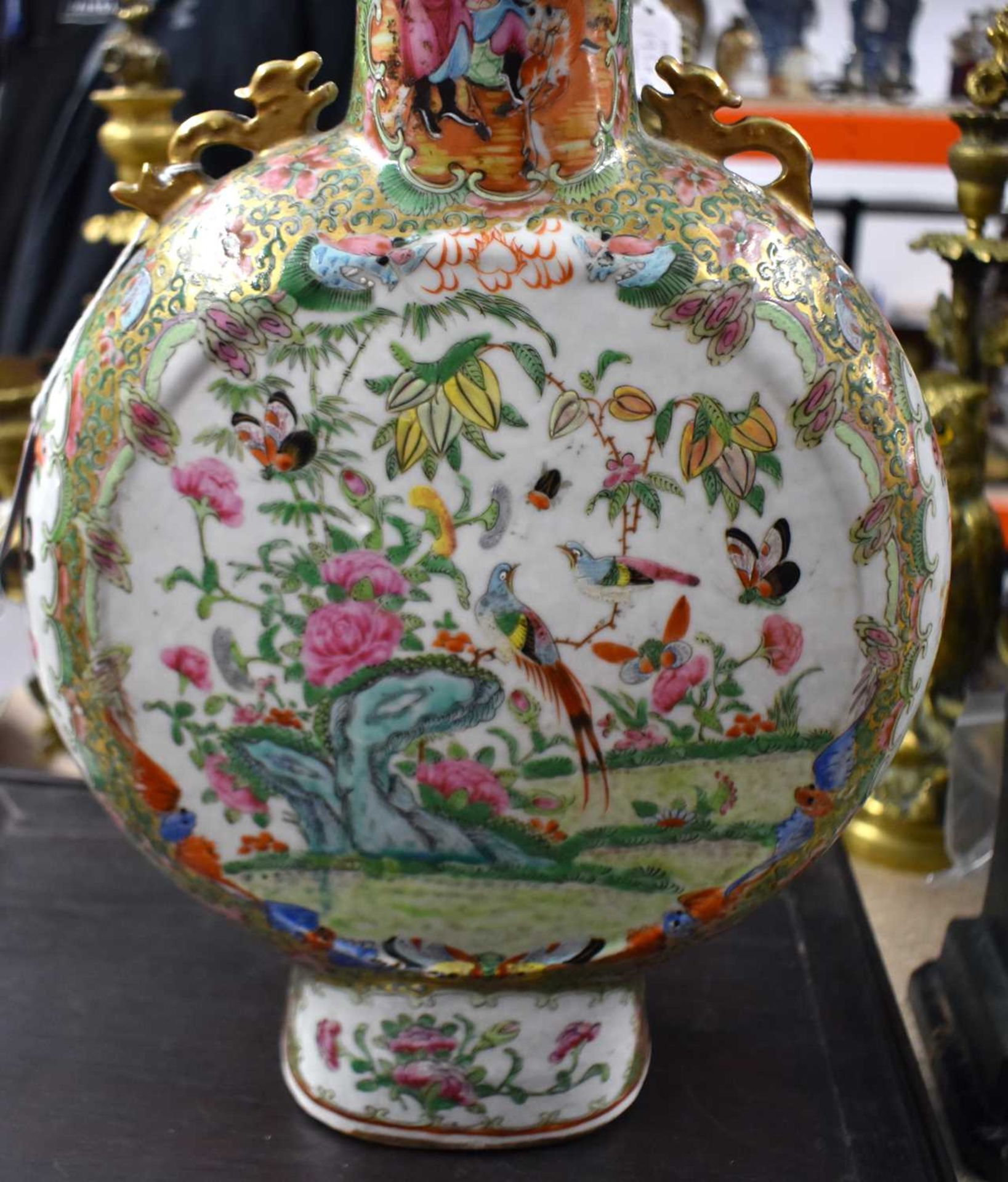 AN UNUSUAL LARGE 19TH CENTURY CHINESE TWIN HANDLED CANTON FAMILLE ROSE MOON FLASK painted with - Image 17 of 17