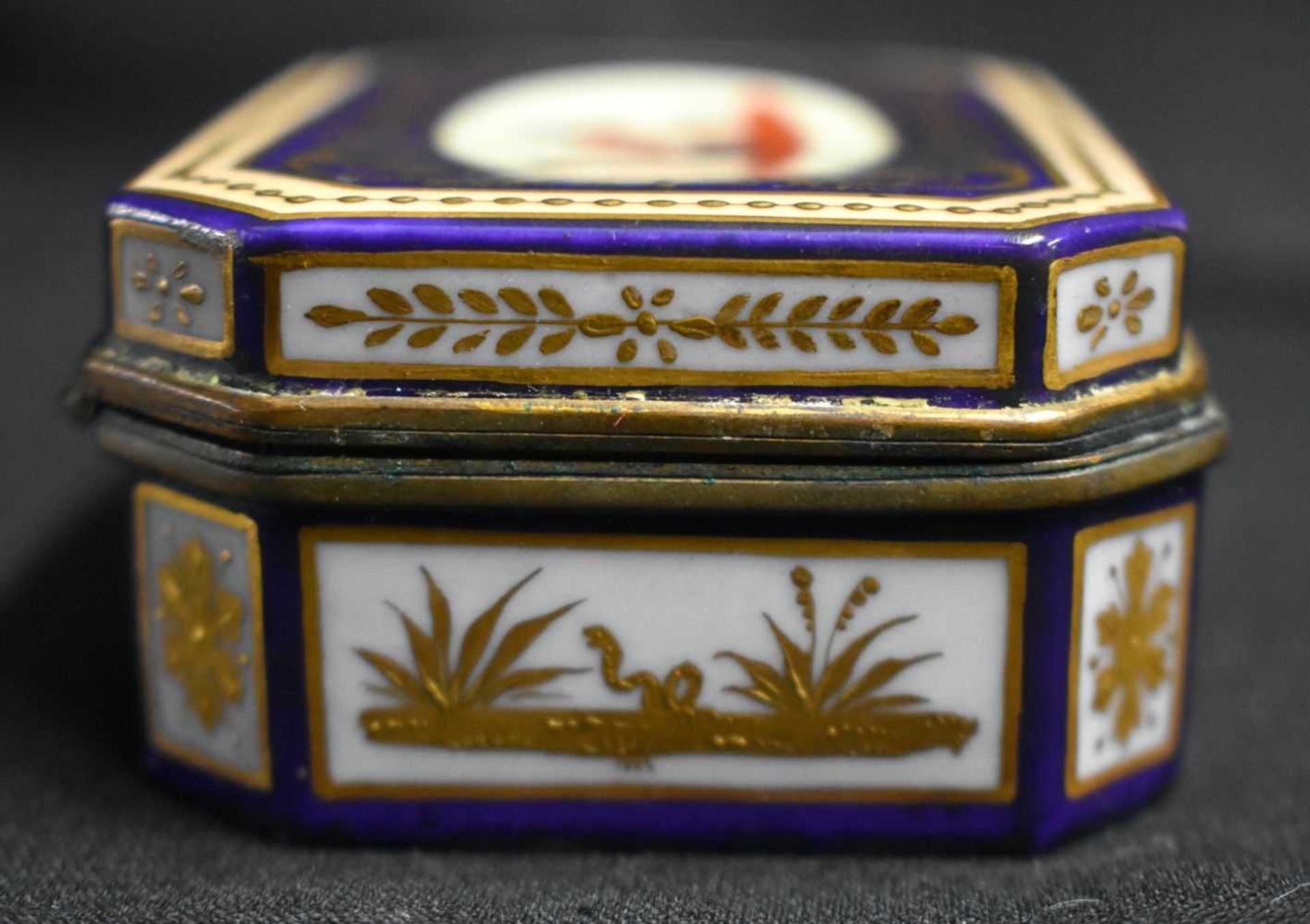 AN 18TH/19TH CENTURY AUSTRIAN VIENNA PORCELAIN BOX painted and jewelled in gilt with classical - Image 4 of 6