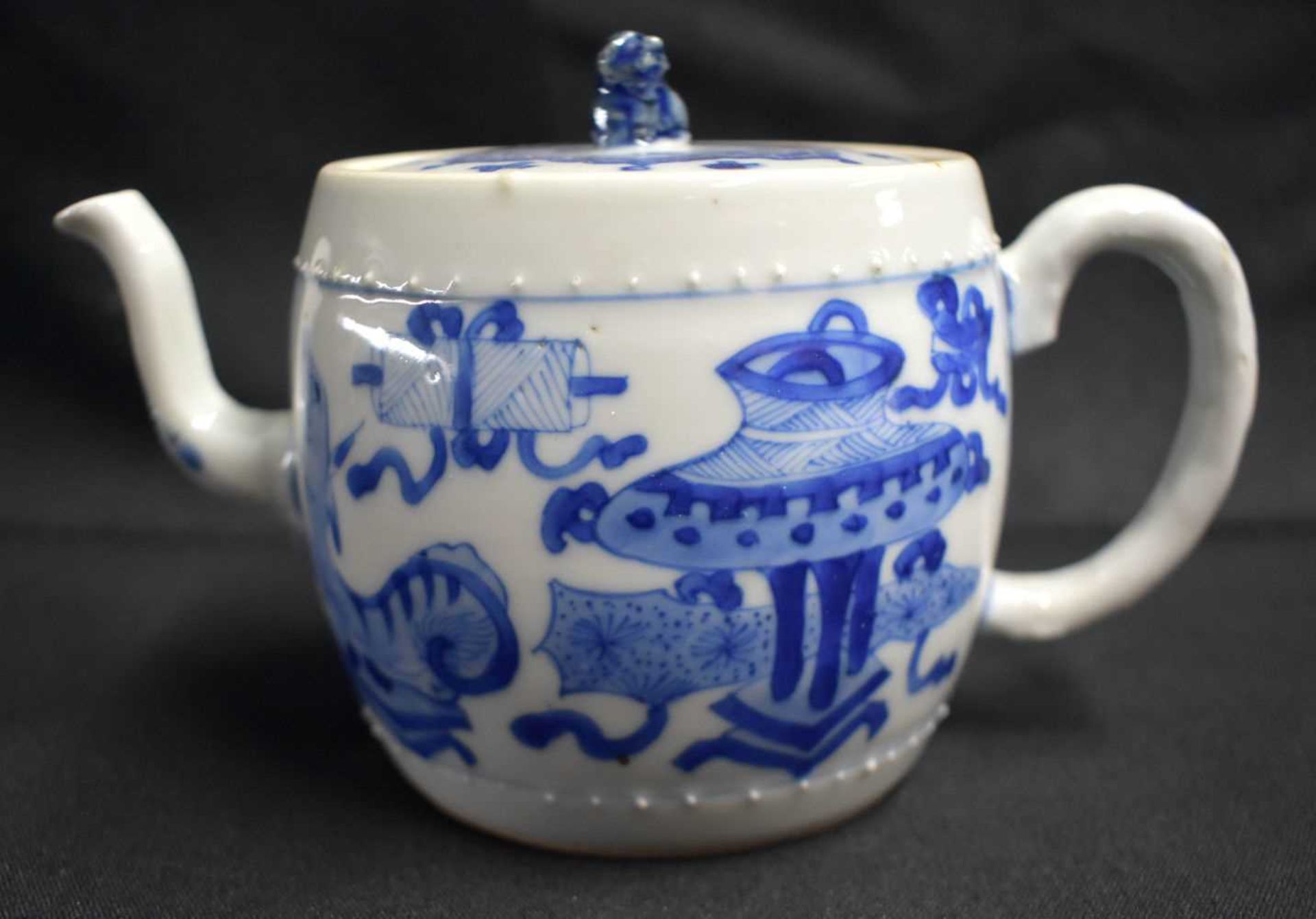 A GOOD 17TH CENTURY CHINESE BLUE AND WHITE PORCELAIN TEAPOT AND COVER Kangxi, of barrel form,