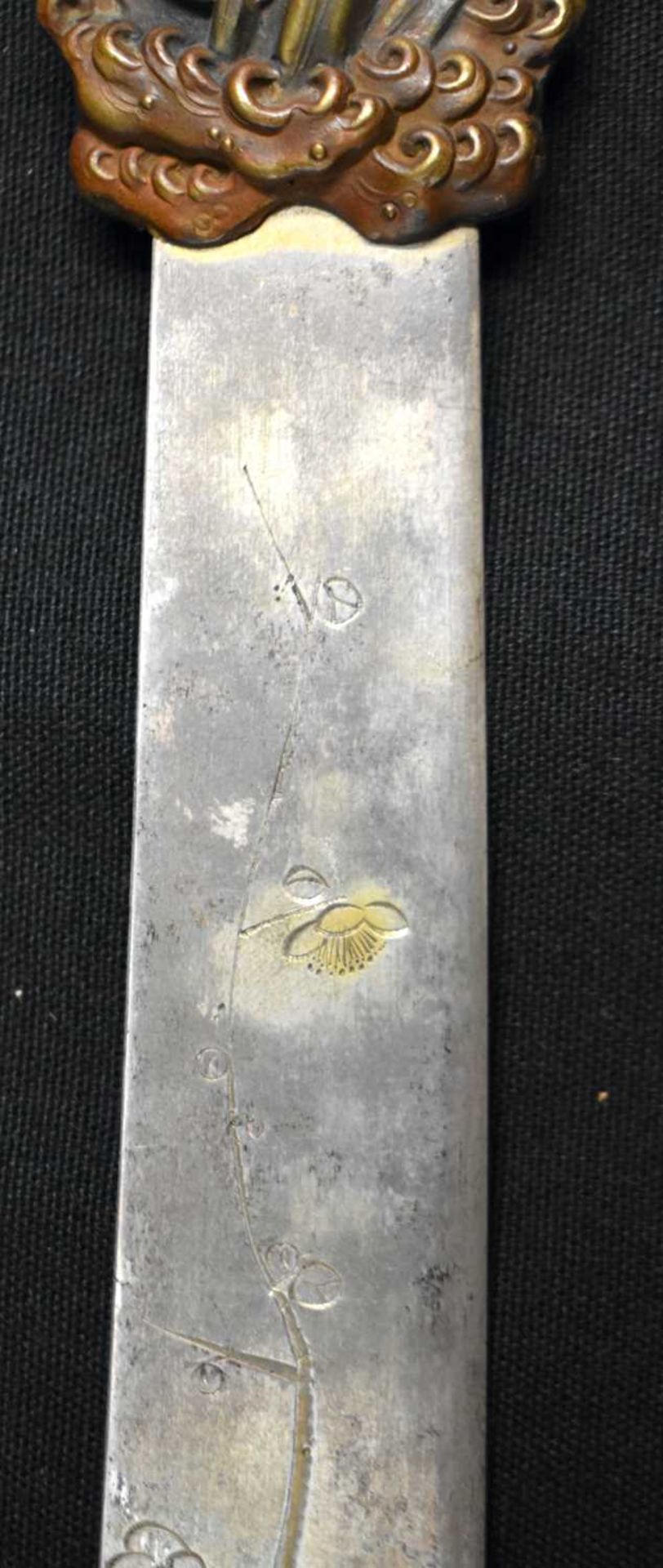 A 19TH CENTURY JAPANESE MEIJI PERIOD MIXED METAL PAPER KNIFE formed with carp under trailing reeds - Image 4 of 10