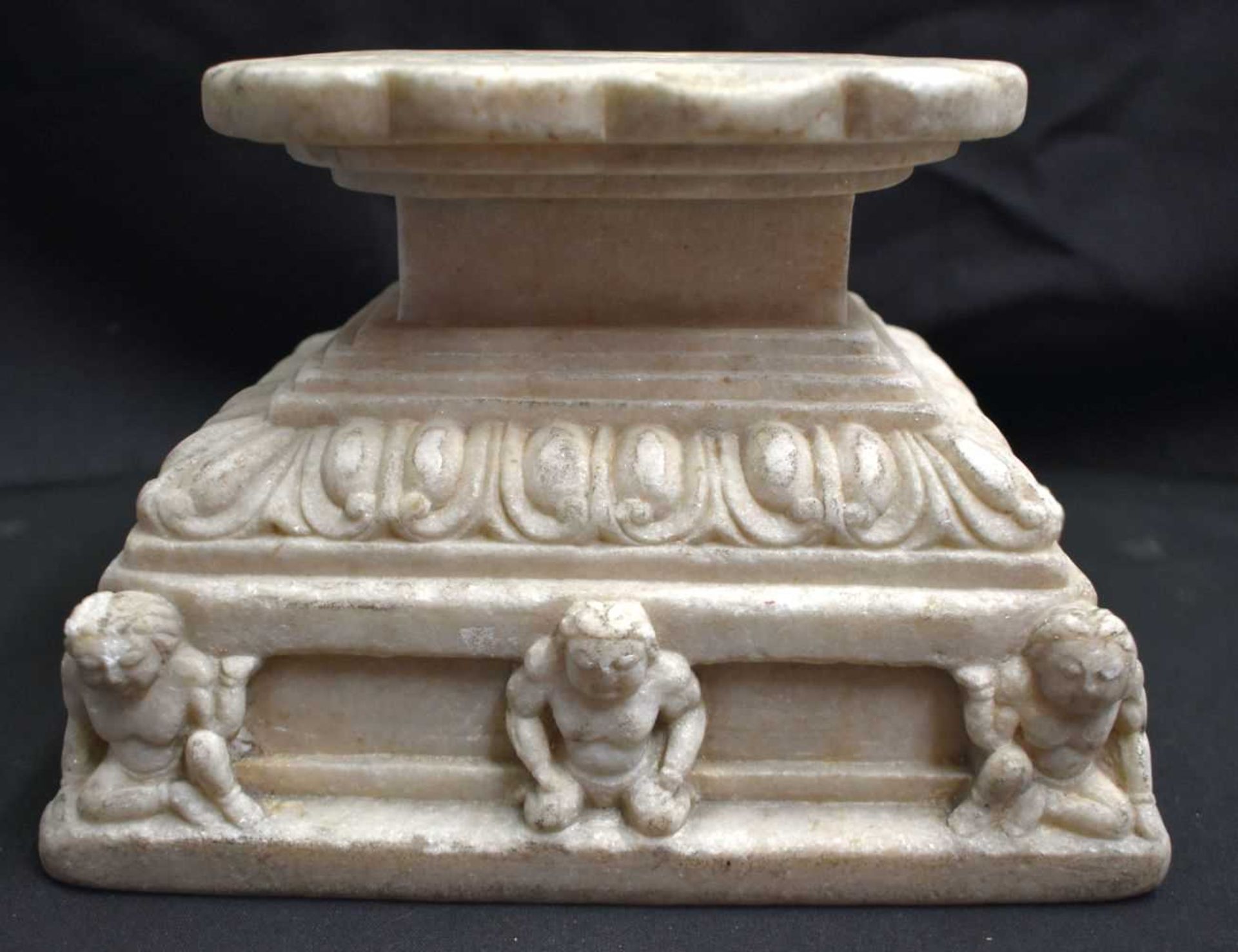 A VERY RARE 15TH/16TH CENTURY CHINESE CARVED MARBLE LOTUS FORM STAND Yuan/Ming, formed with numerous