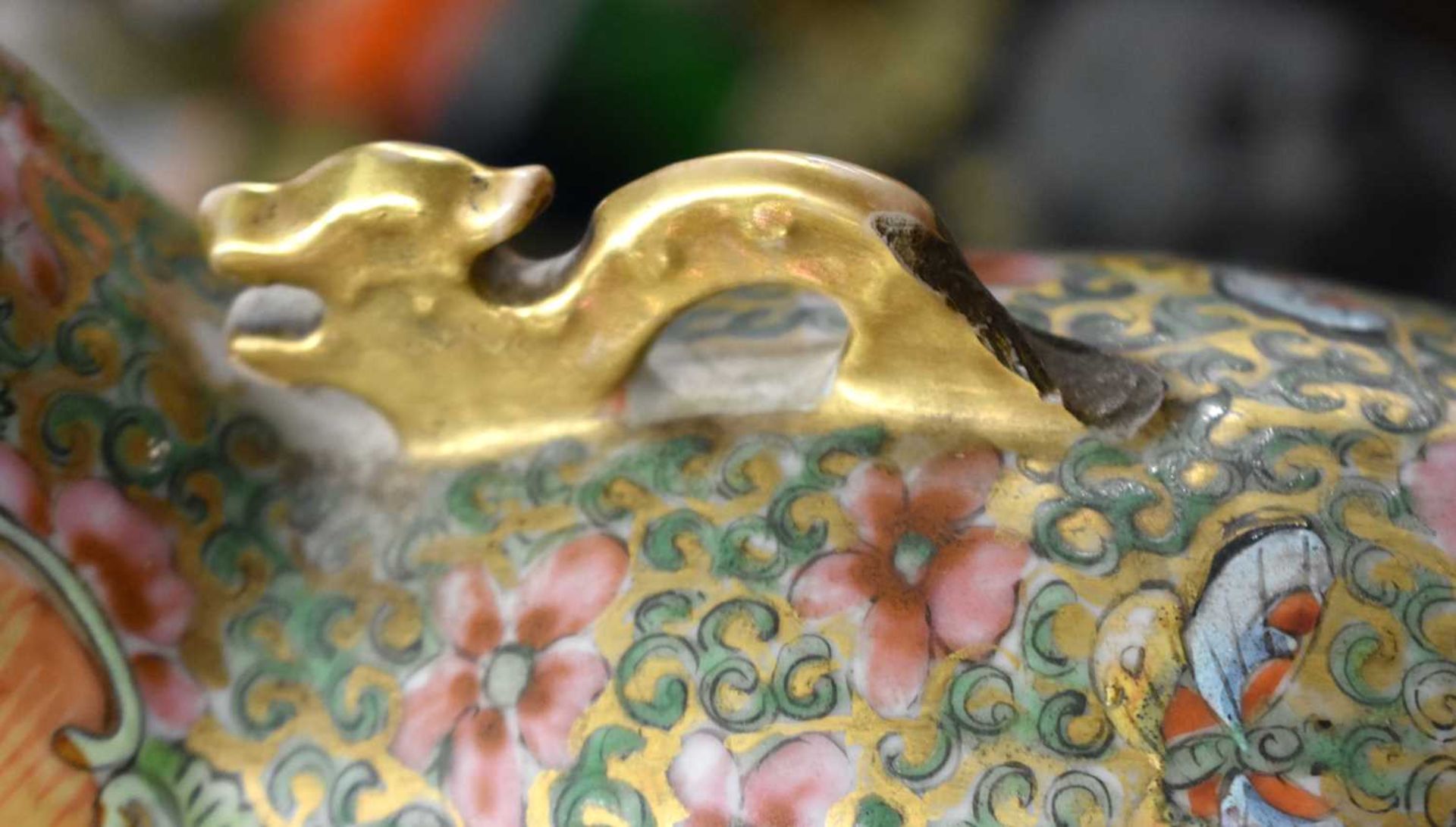 AN UNUSUAL LARGE 19TH CENTURY CHINESE TWIN HANDLED CANTON FAMILLE ROSE MOON FLASK painted with - Image 13 of 17