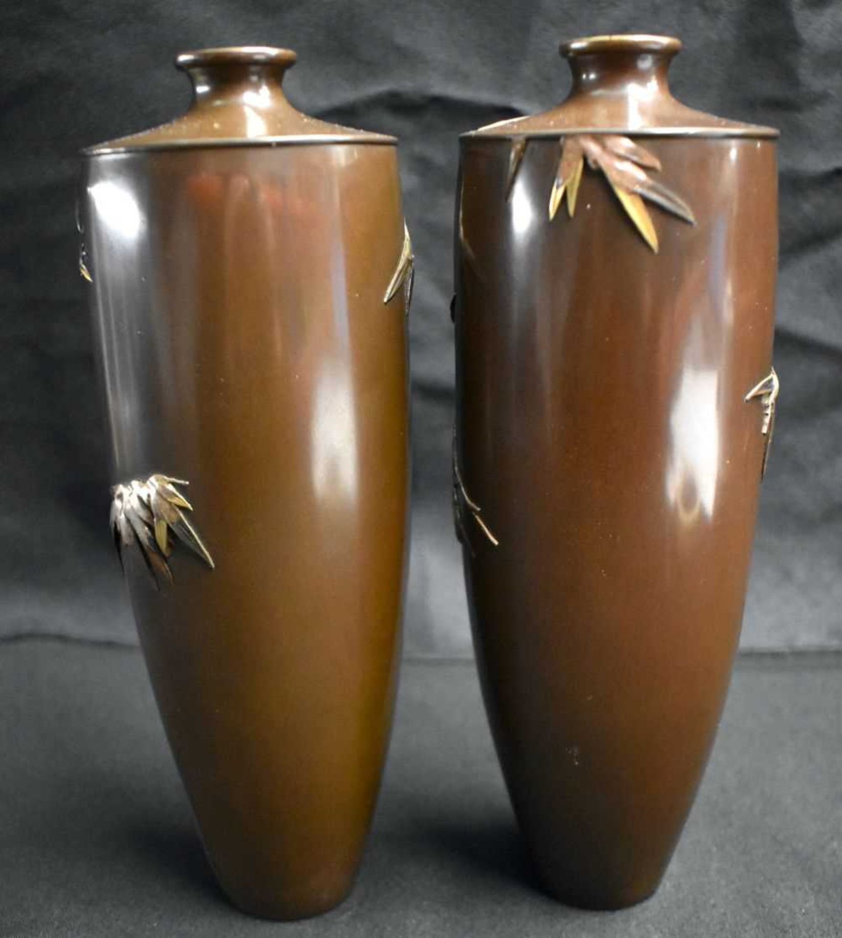 A FINE PAIR OF 19TH CENTURY JAPANESE MEIJI PERIOD BRONZE ONLAID VASES by Miyabe Atsuyoshi, depicting - Image 7 of 9