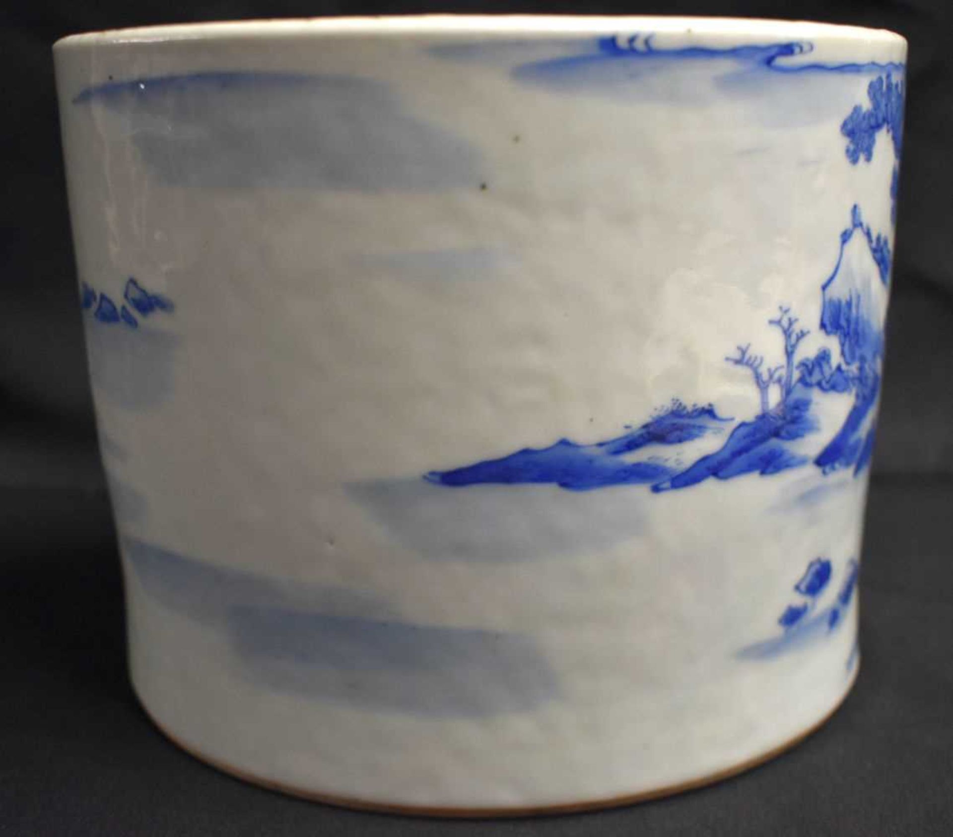 A FINE 17TH/18TH CENTURY CHINESE BLUE AND WHITE PORCELAIN BRUSH POT Bitong, Kangxi/Yongzheng, - Image 5 of 20