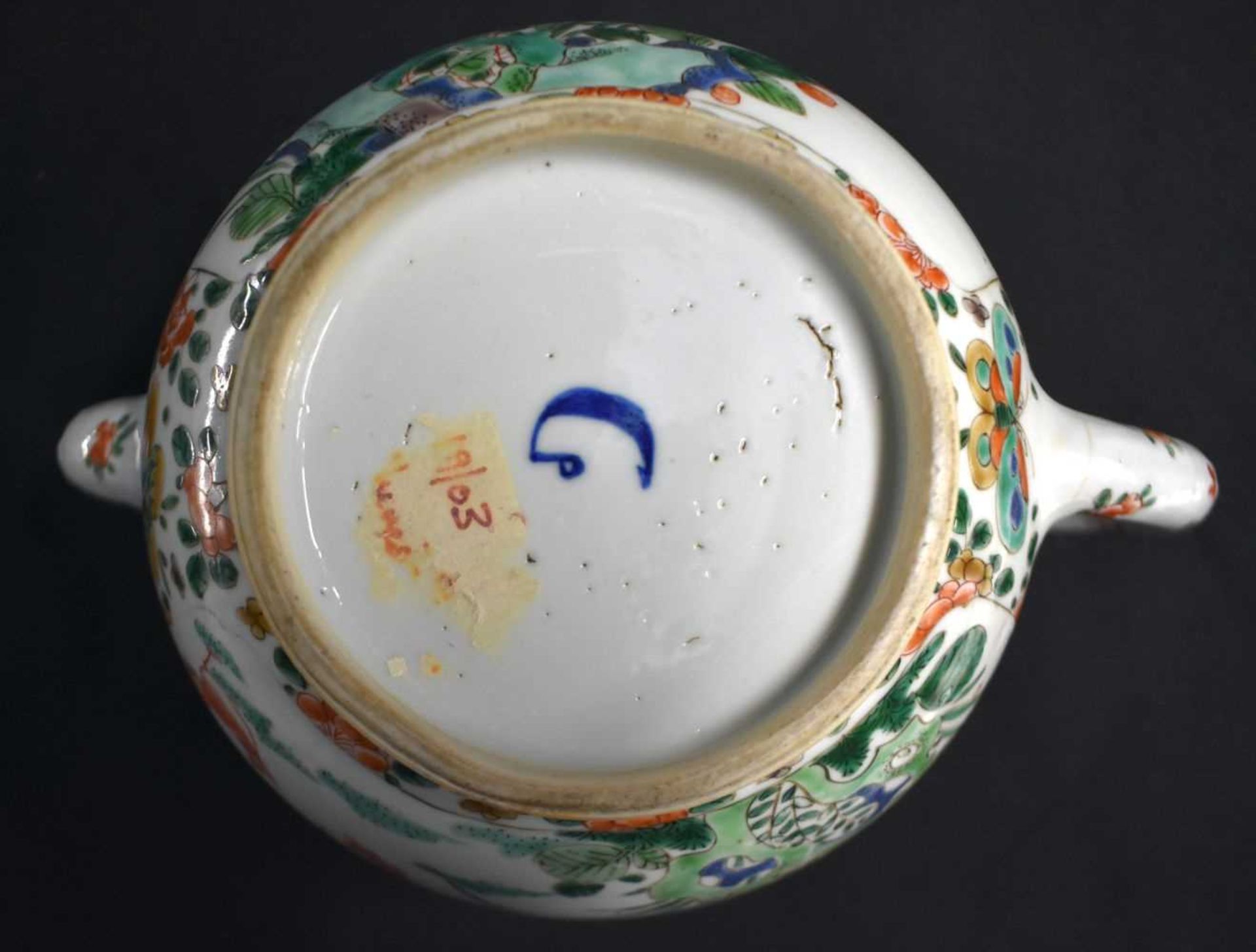 A RARE LARGE 17TH CENTURY CHINESE EXPORT FAMILLE VERTE PUNCH POT Kangxi, painted with floral - Image 9 of 29