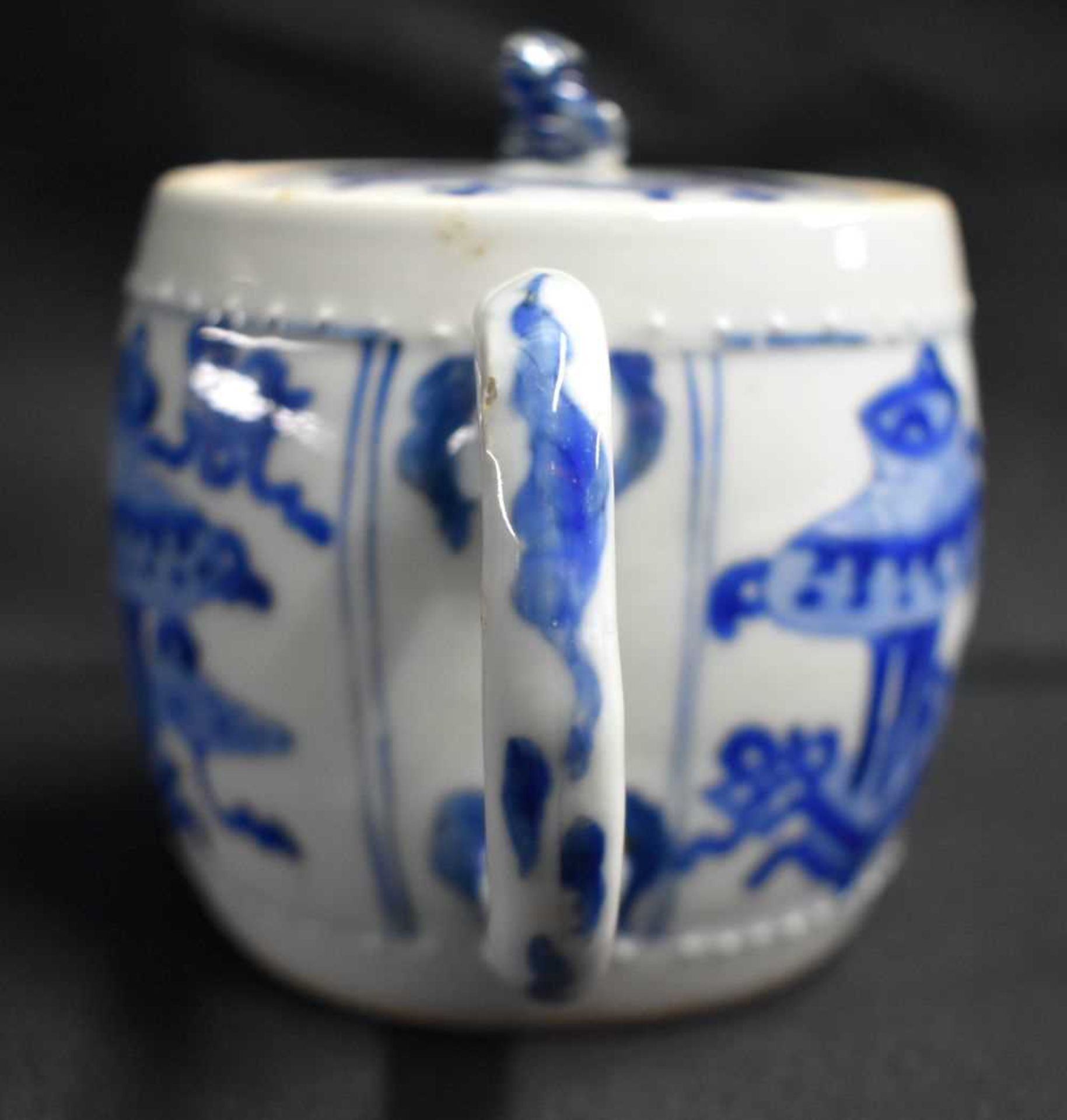 A GOOD 17TH CENTURY CHINESE BLUE AND WHITE PORCELAIN TEAPOT AND COVER Kangxi, of barrel form, - Image 2 of 23