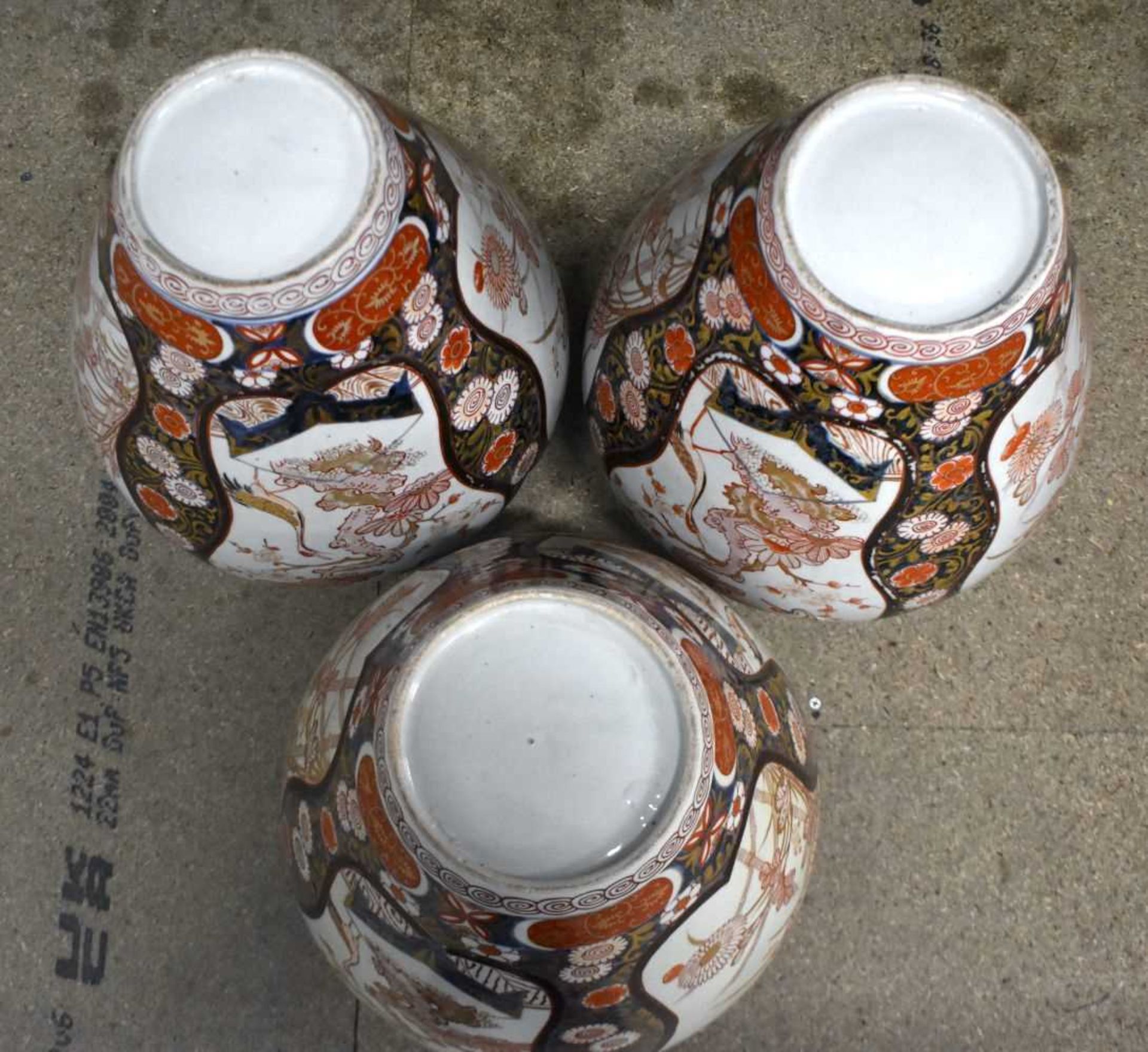 A FINE SET OF VERY LARGE 18TH CENTURY JAPANESE EDO PERIOD IMARI VASES AND COVERS painted with panels - Image 11 of 22