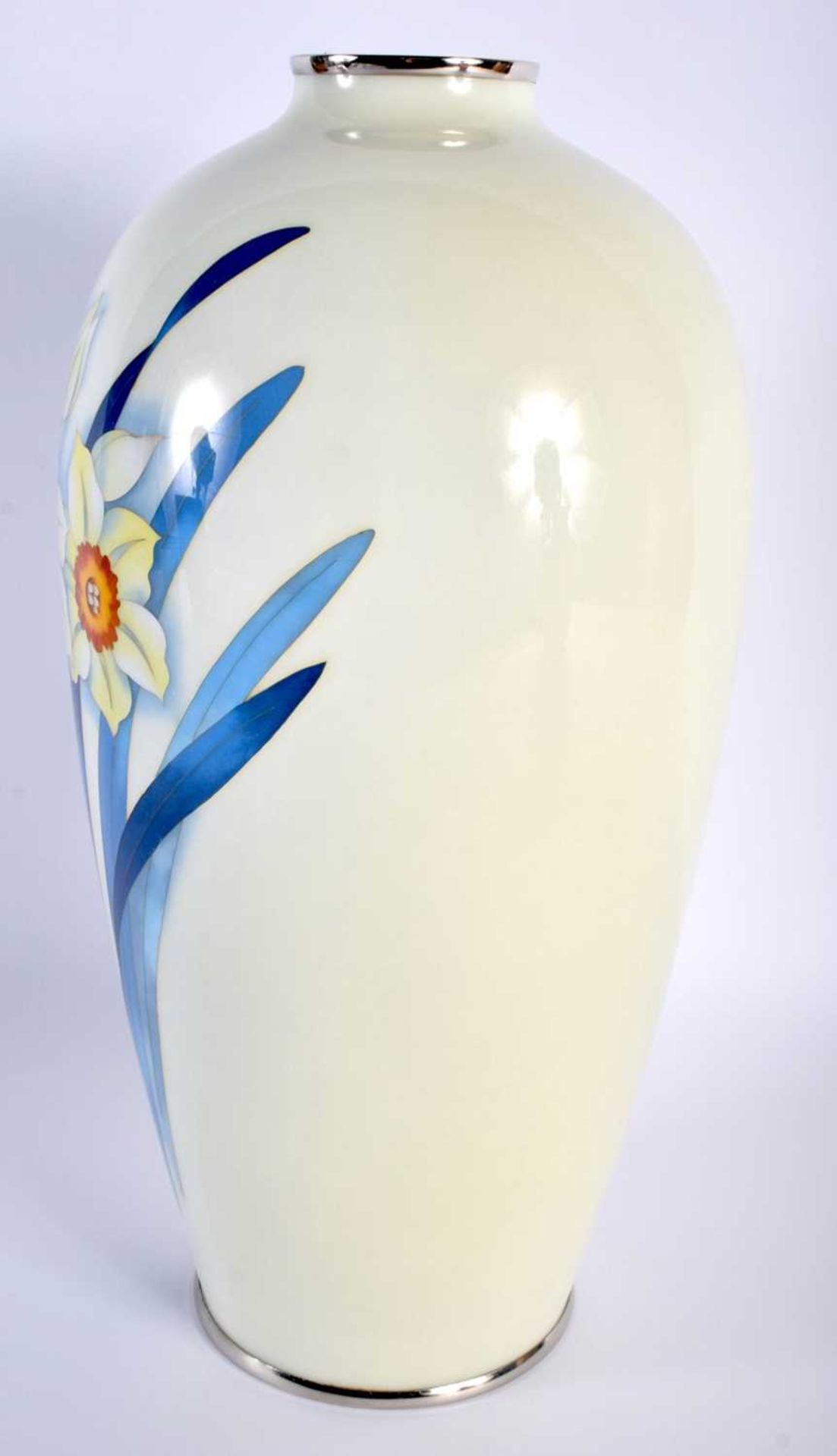 A LARGE EARLY 20TH CENTURY JAPANESE MEIJI PERIOD ANDO CLOISONNE ENAMEL VASE decorated with narcissus - Image 3 of 6