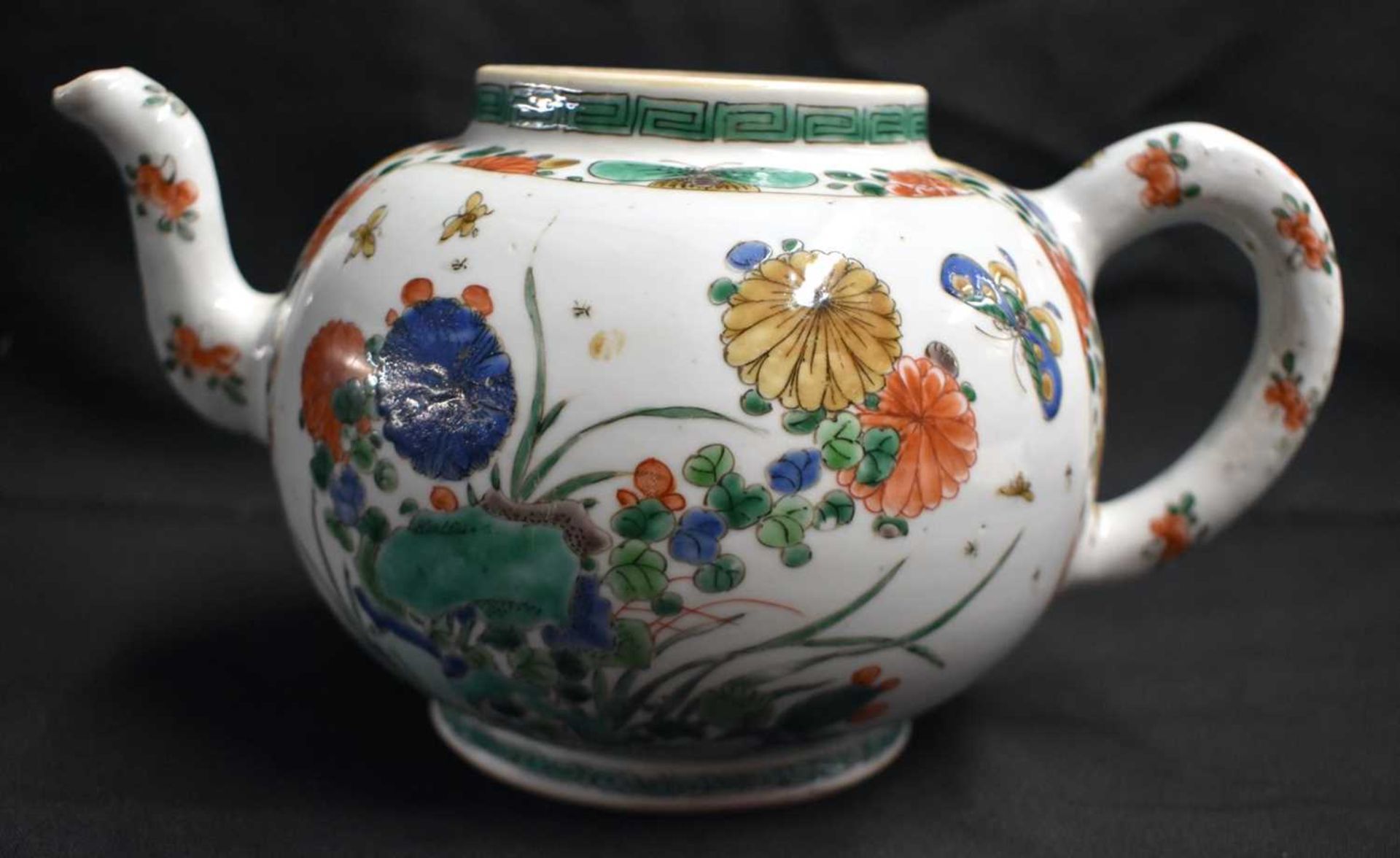 A RARE LARGE 17TH CENTURY CHINESE EXPORT FAMILLE VERTE PUNCH POT Kangxi, painted with floral - Image 6 of 29