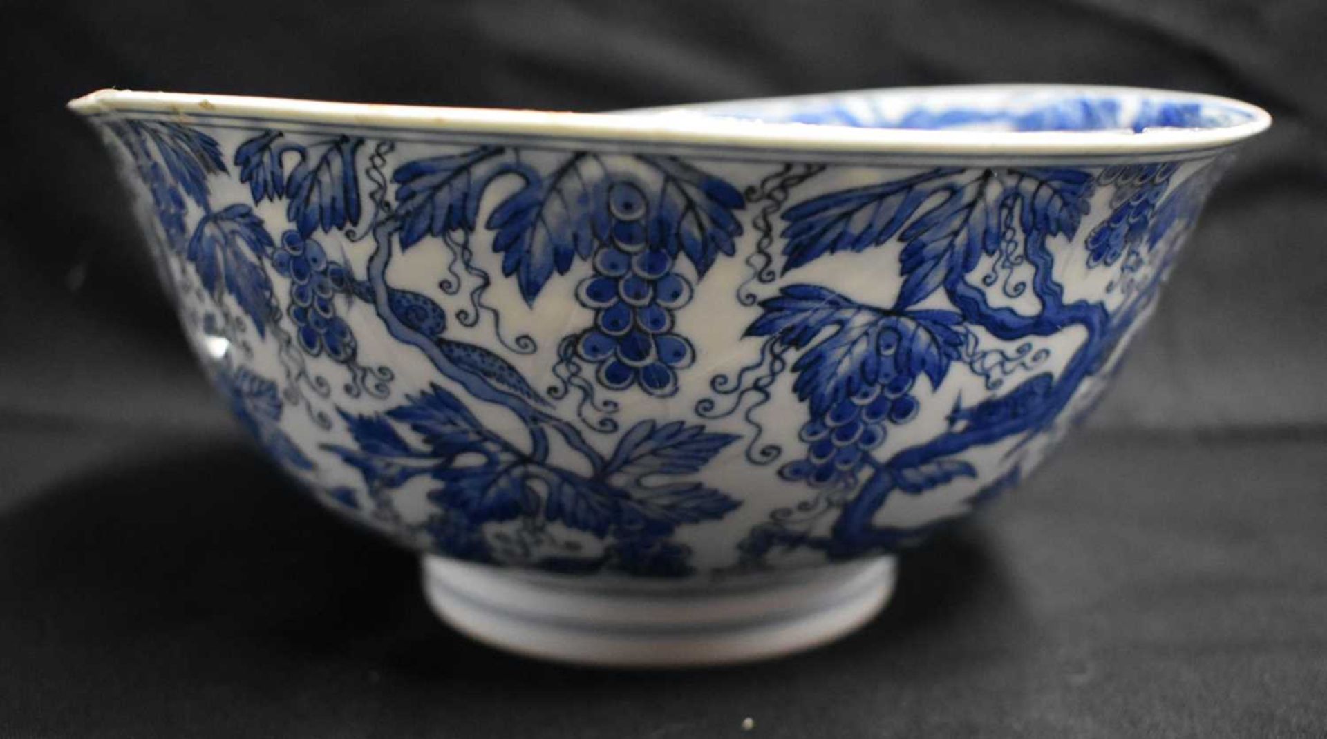 A 17TH CENTURY CHINESE BLUE AND WHITE PORCELAIN BOWL Kangxi mark and period, painted with - Image 4 of 13