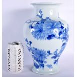 A FINE EARLY 20TH CENTURY JAPANESE MEIJI PERIOD PORCELAIN VASE by Makuzu Kozan C1910-1915, painted