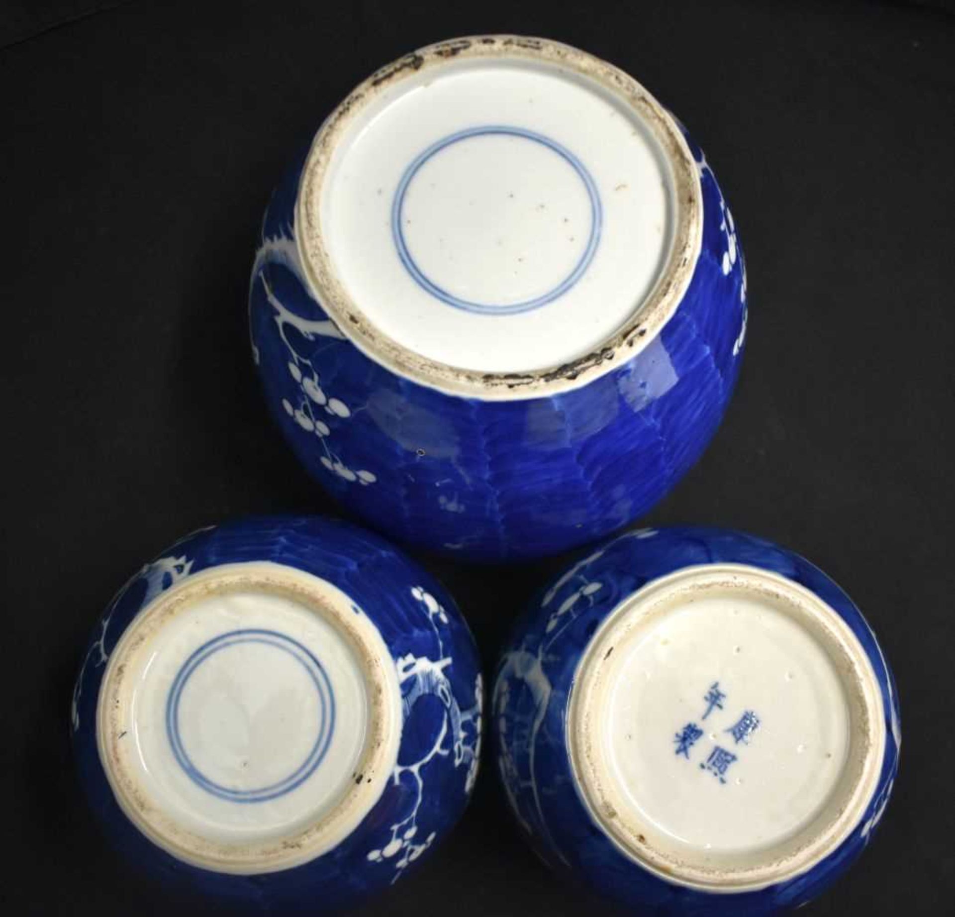 THREE 19TH CENTURY CHINESE BLUE AND WHITE PORCELAIN GINGER JARS Kangxi style. Largest 18 cm x 12 cm. - Image 4 of 8