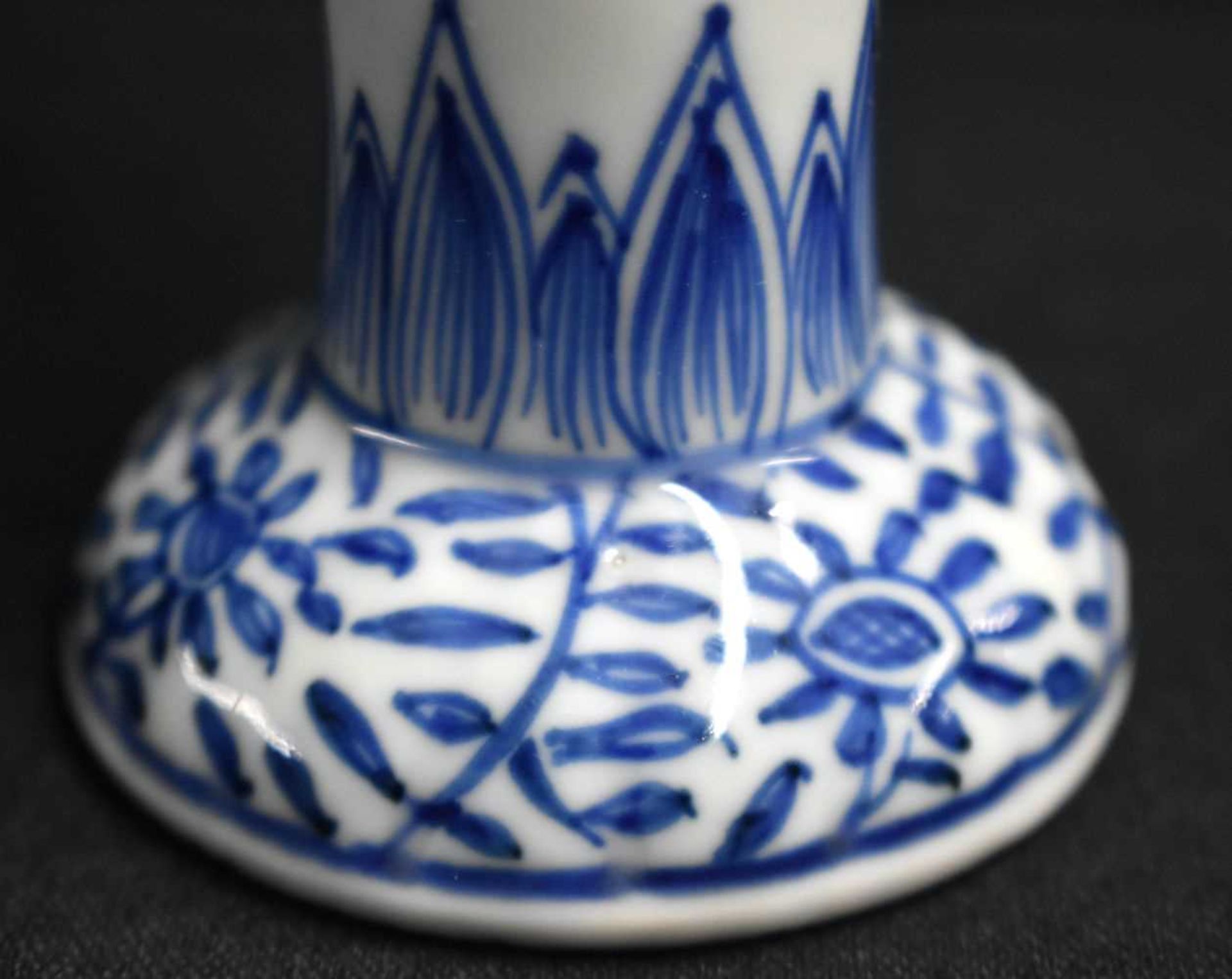 A RARE 17TH CENTURY CHINESE BLUE AND WHITE RIBBED PORCELAIN BEAKER Kangxi, painted with flowers - Image 5 of 18