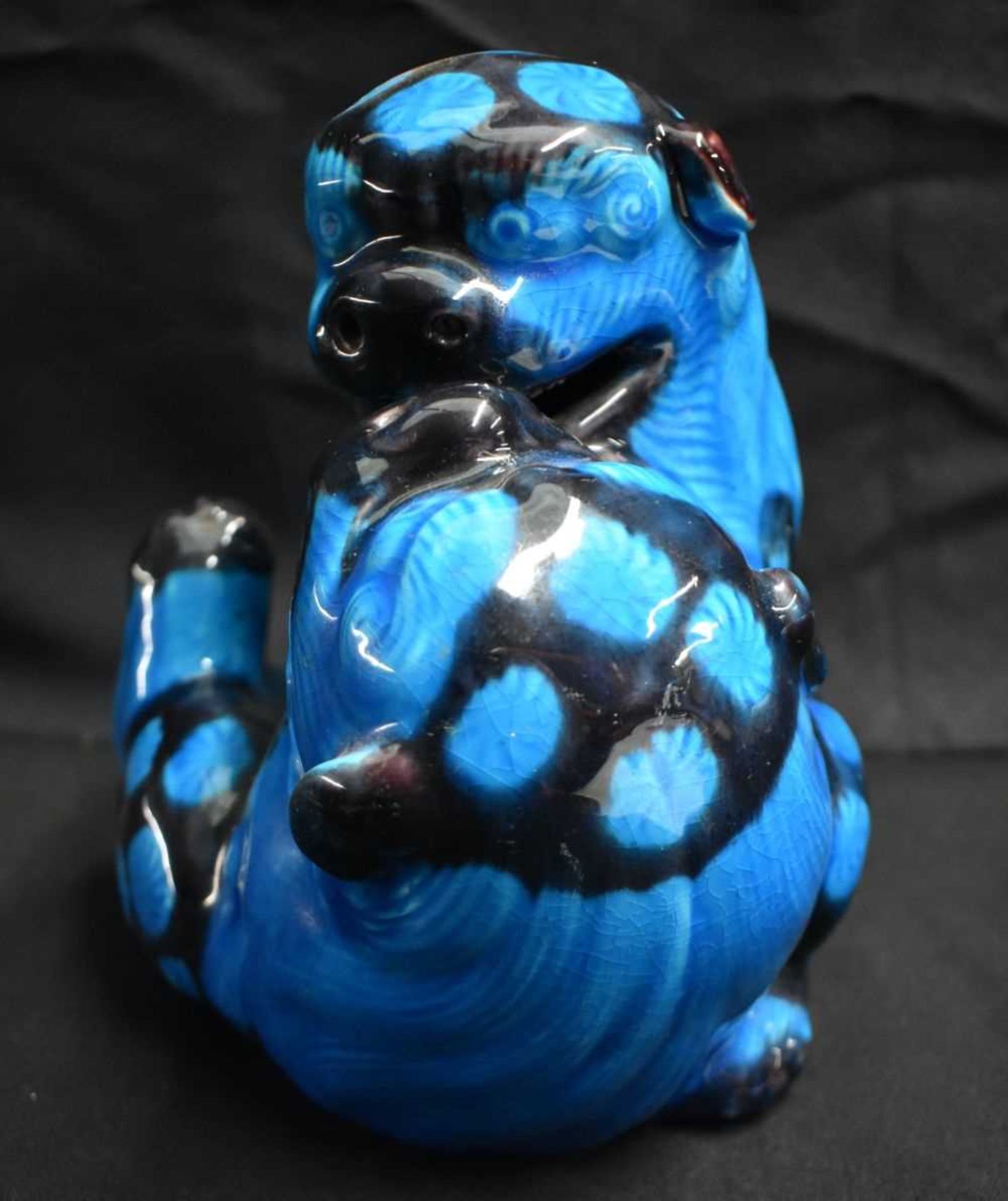 A VERY RARE 19TH CENTURY MINTON BLUE GLAZED FIGURE OF FIGHTING DOGS OF FOE. 21 cm x 14 cm. - Image 2 of 5