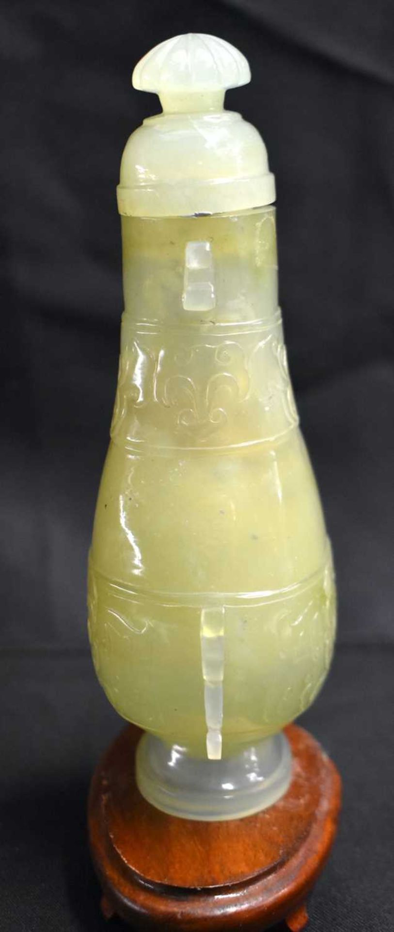 A LATE 19TH CENTURY CHINESE TWIN HANDLED JADE VASE AND COVER Late Qing, with Mughal style finial and - Image 4 of 8